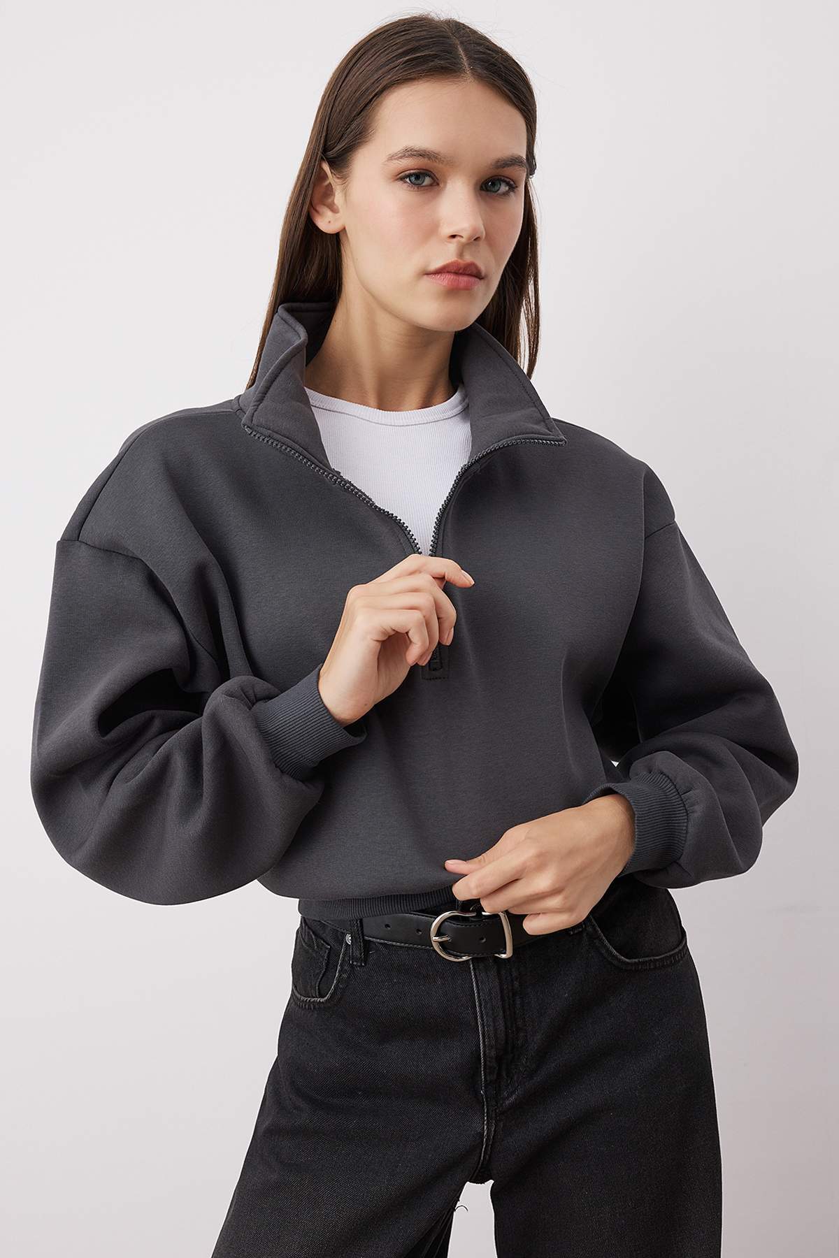 Trendyolmilla  Antrasit Rahat Kesim Crop Fermuarlı Dik Yaka Kalın İçi Polarlı Örme Sweatshirt TWOAW24SW00221 - Görsel 2