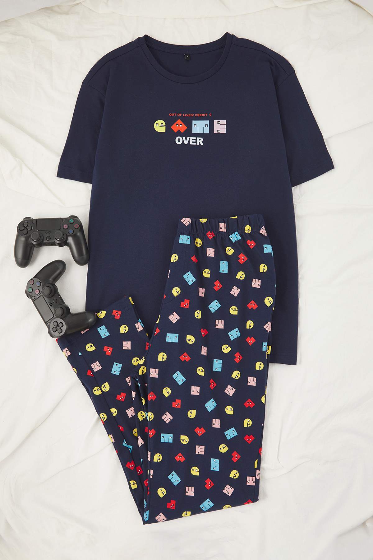 Trendyolmilla Man Lacivert Regular Kesim Oyun Baskılı Kısa Kol Örme Pijama Takımı TMNAW26PT00009