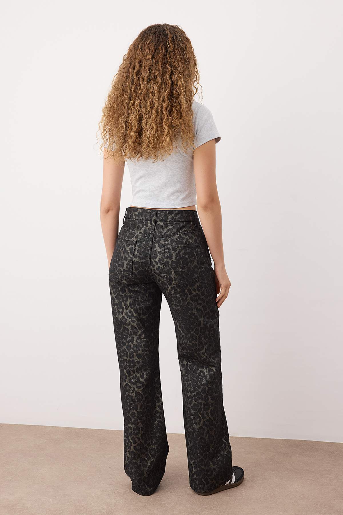 Trendyolmilla  Çok Renkli Leopar Desenli Yüksek Bel Wide Leg Geniş Paça Jeans TWOAW26JE00154 - Görsel 4