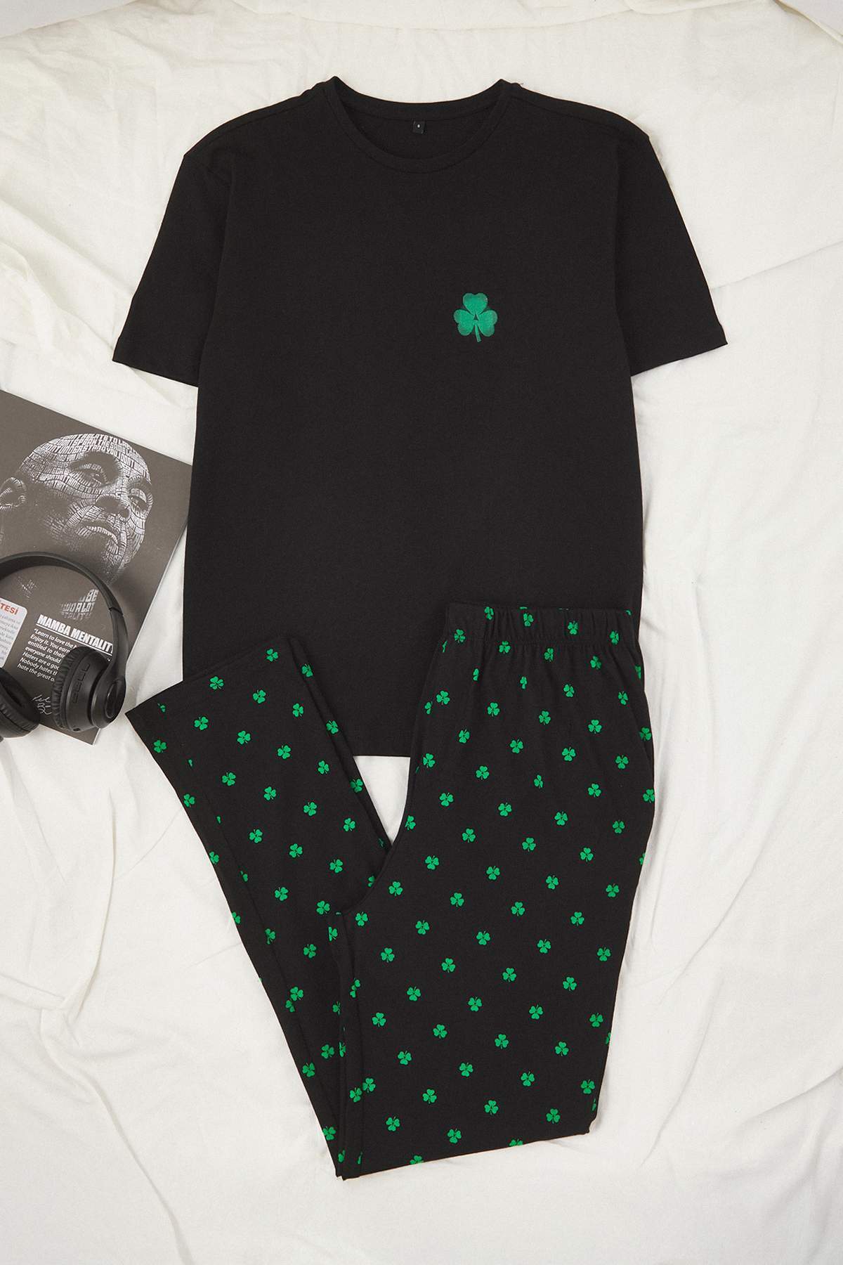 Trendyolmilla Man Siyah Regular Kesim Yonca Desen Kısa Kol Örme Pijama Takımı TMNAW26PT00010