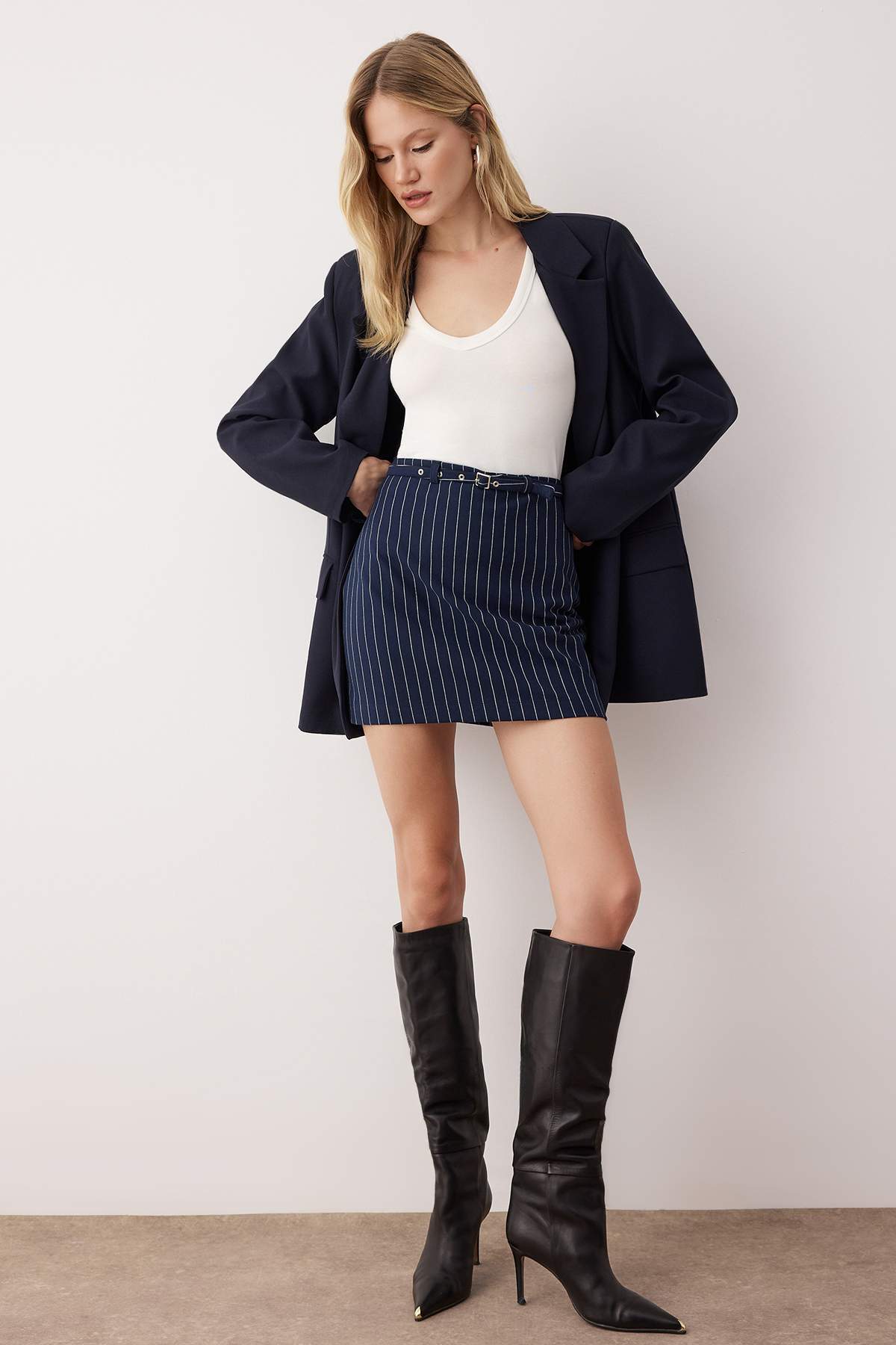 Trendyolmilla  Koyu Lacivert Çizgili Kemer Detaylı A-line Örme Mini Etek TWOAW26ET00092