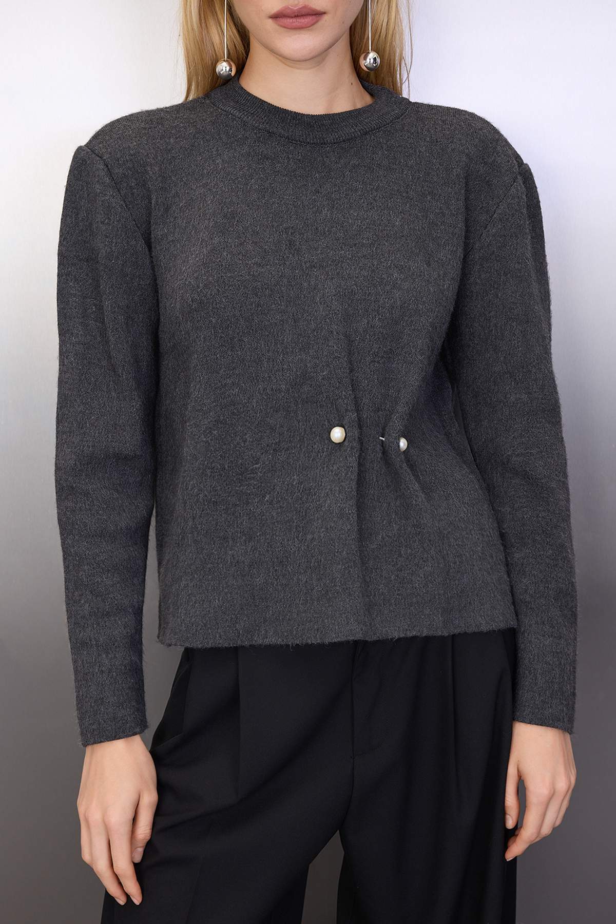 Trendyolmilla  Antrasit Yumuşak Dokulu Aksesuar Detaylı Triko Kazak TWOAW26KZ00237 - Görsel 3