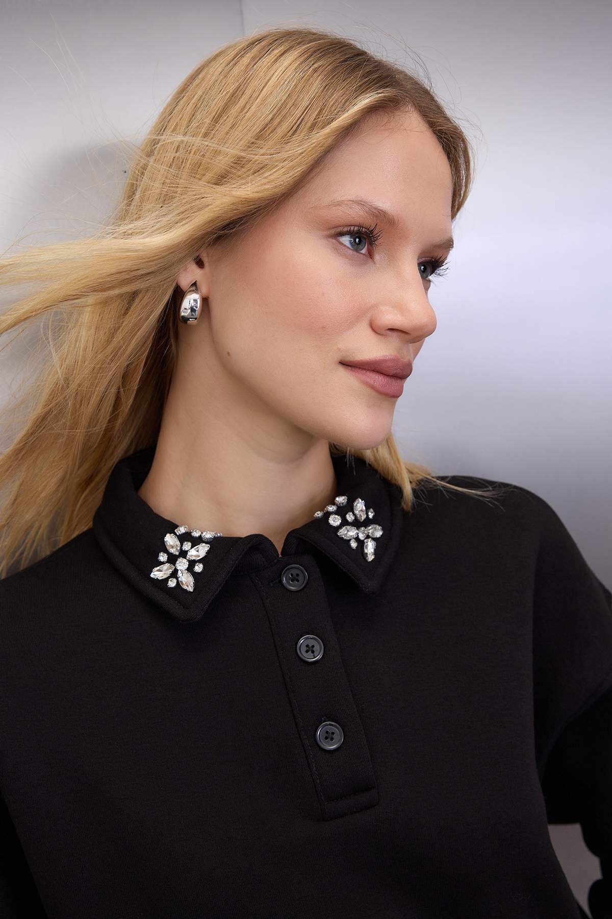 Trendyolmilla  Siyah Yakası Taş Detaylı Oversize/Geniş Kalıp Örme Sweatshirt TWOAW26SW00121 - Görsel 2