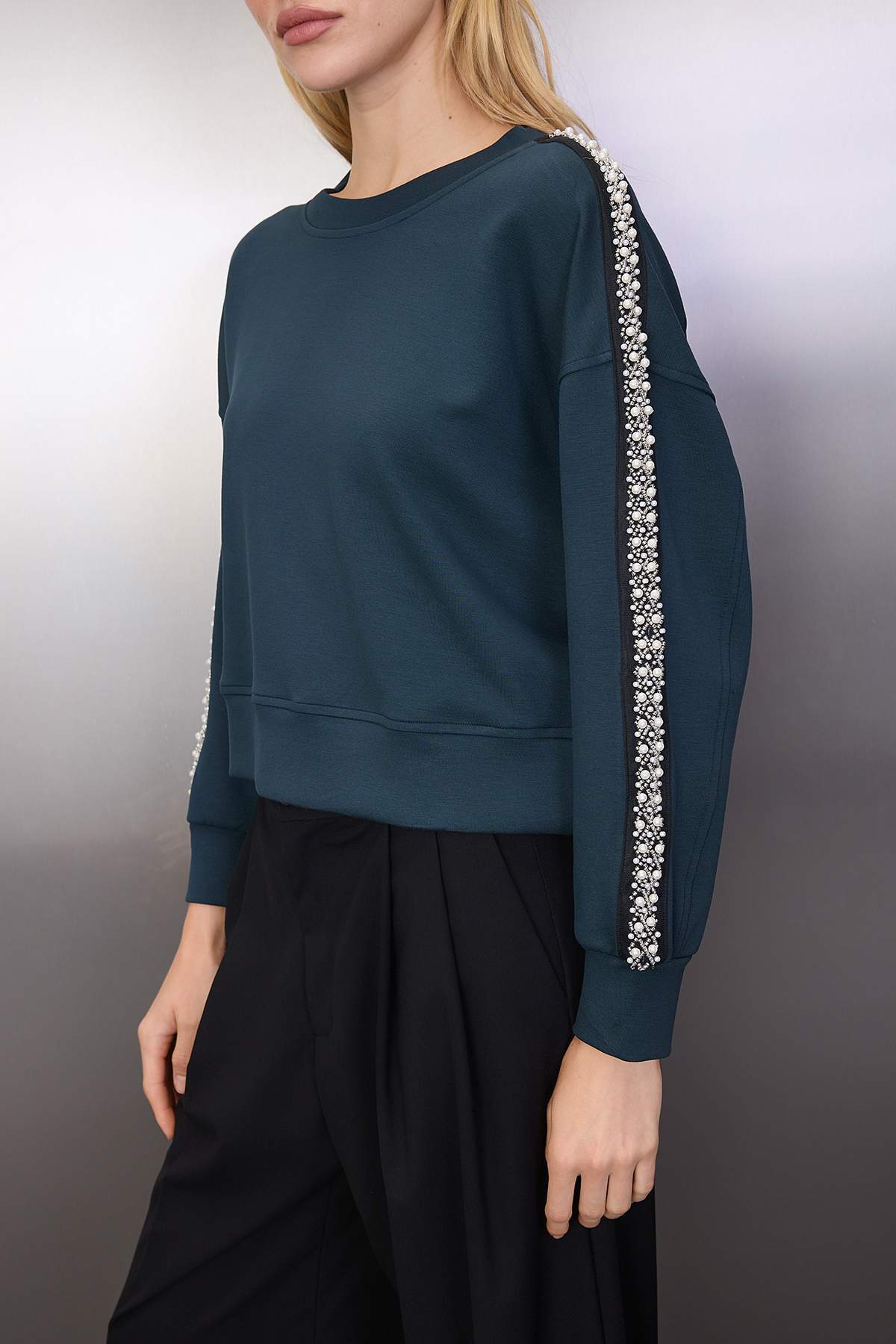 Trendyolmilla  Petrol Taşlı Şerit Aksesuar Detaylı Bisiklet Yaka Regular/Normal Kesim Sweatshirt TWOAW26SW00033 - Görsel 3