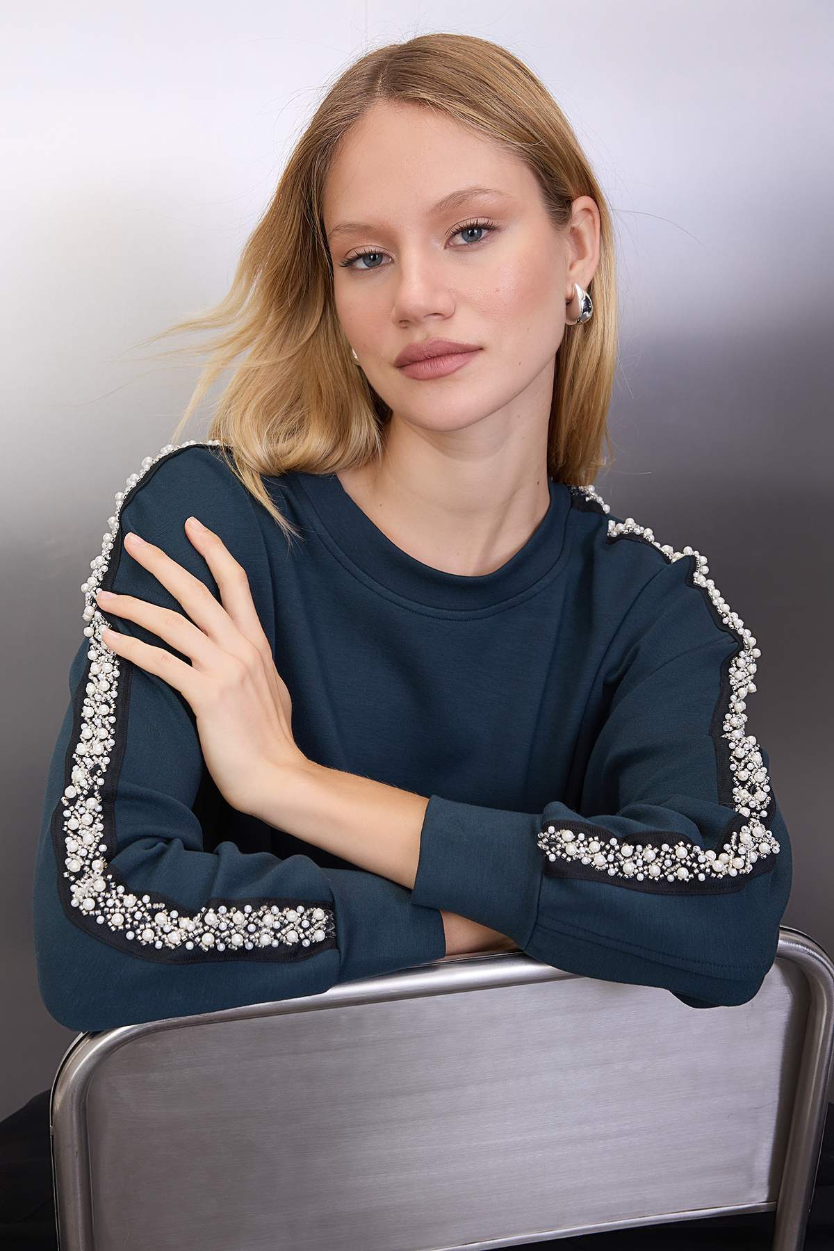 Trendyolmilla  Petrol Taşlı Şerit Aksesuar Detaylı Bisiklet Yaka Regular/Normal Kesim Sweatshirt TWOAW26SW00033