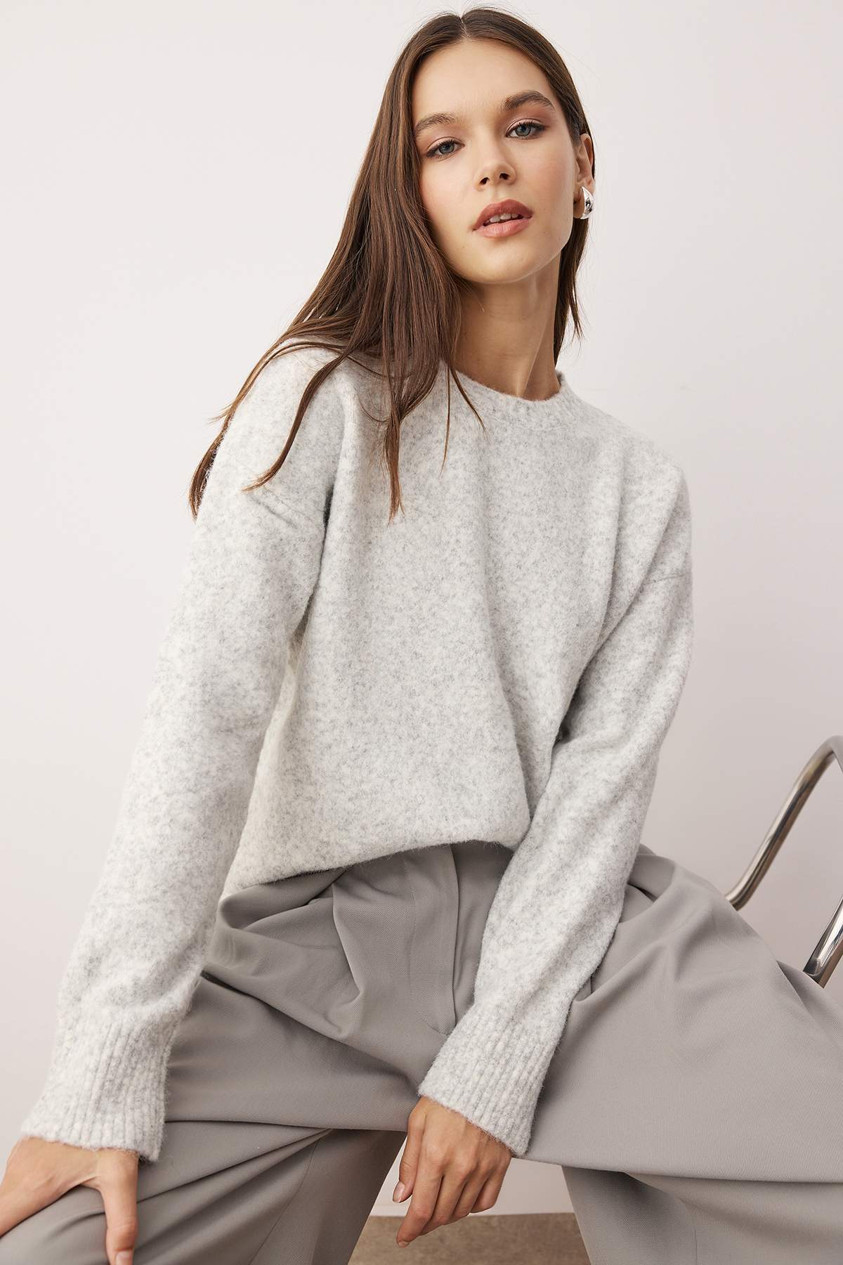 Trendyolmilla  Wardrobe Essentials Gri Yün Karışımlı Tüylü Premium İplik Geniş Kalıp Triko Kazak | TWOAW26KZ00125 - Görsel 2