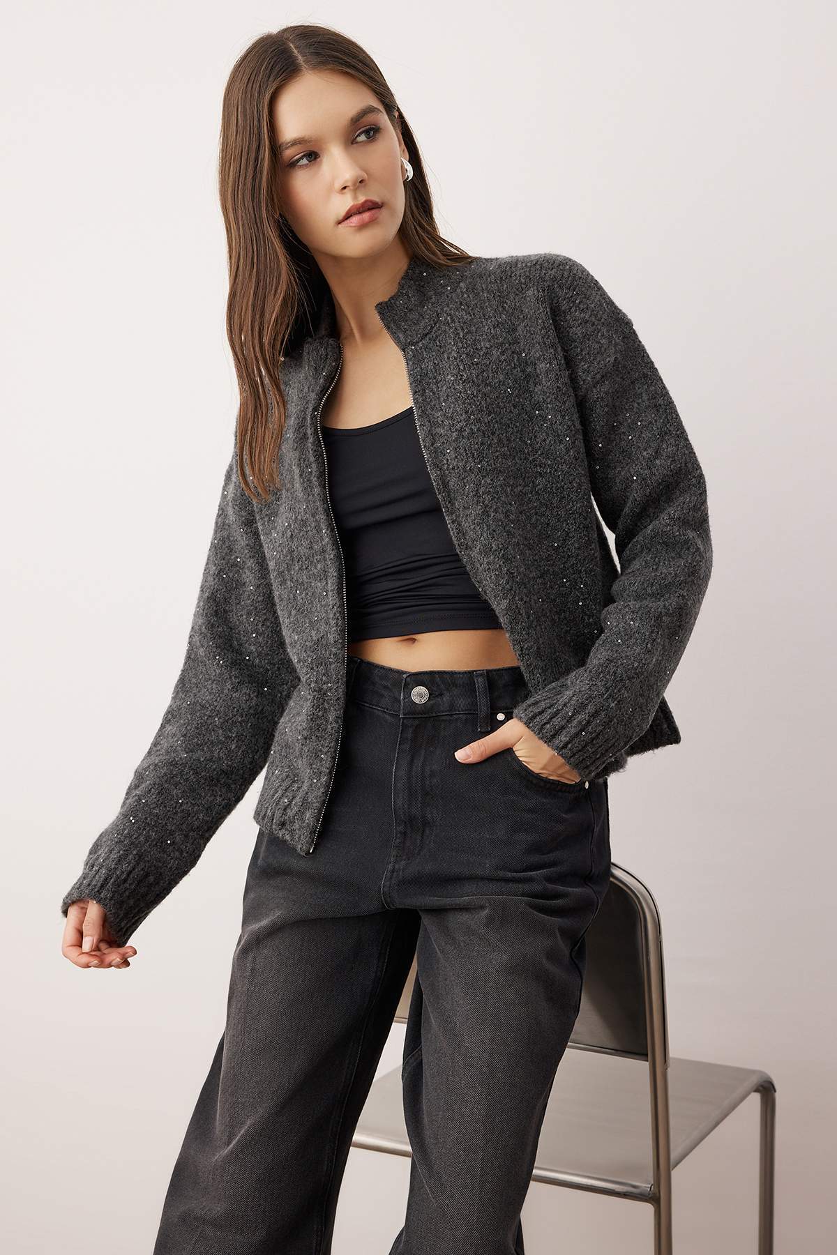 Trendyolmilla  Antrasit Fermuarlı Dik Yaka Yumuşak Dokulu Payetli Triko Hırka TWOAW26HI00053 - Görsel 3