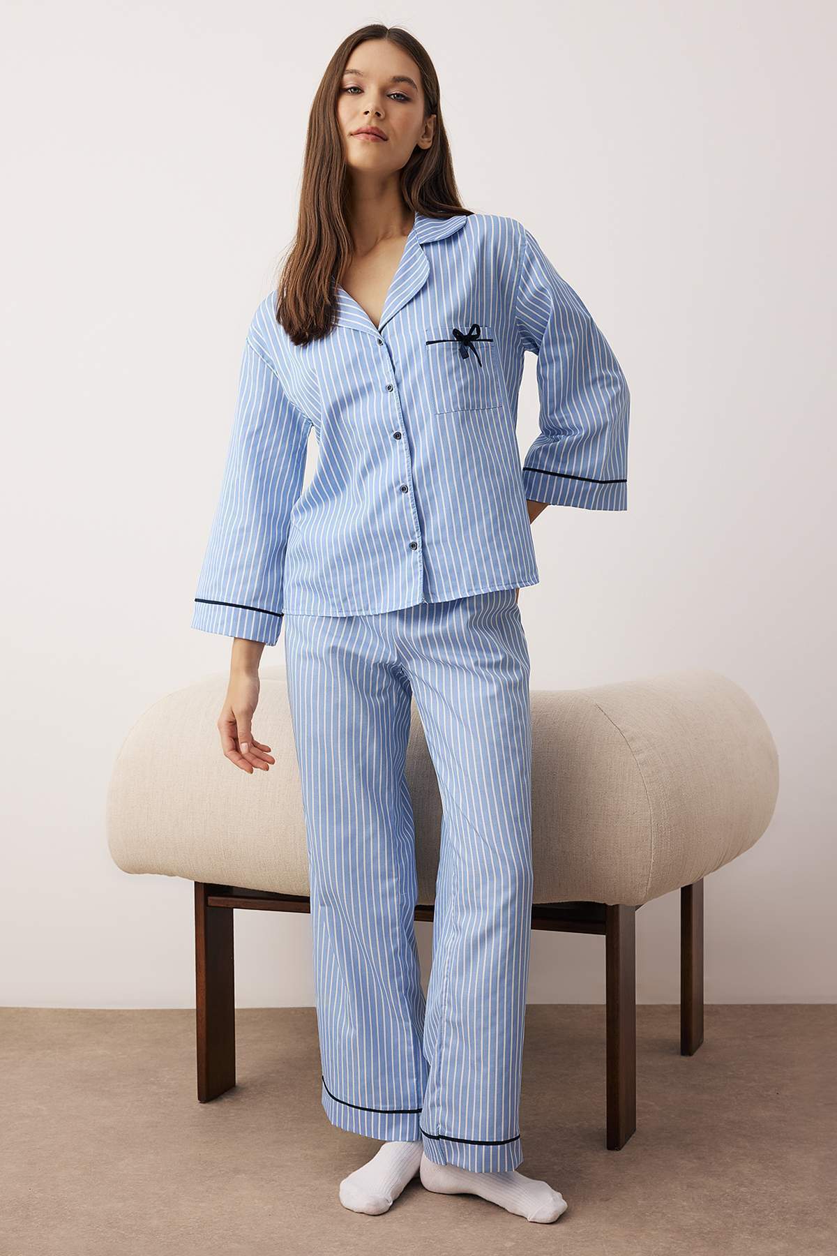 Trendyol Collection Blau gestreiftes Popeline-Pyjama-Set THMAW26PT00101