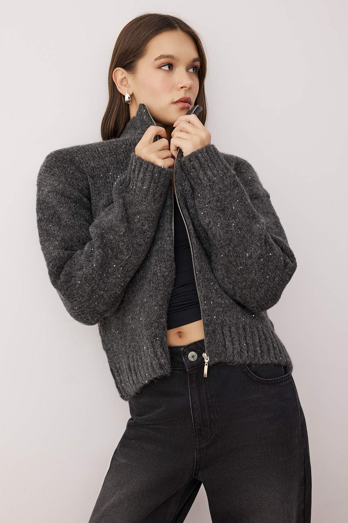 Trendyolmilla  Antrasit Fermuarlı Dik Yaka Yumuşak Dokulu Payetli Triko Hırka TWOAW26HI00053 - Görsel 2