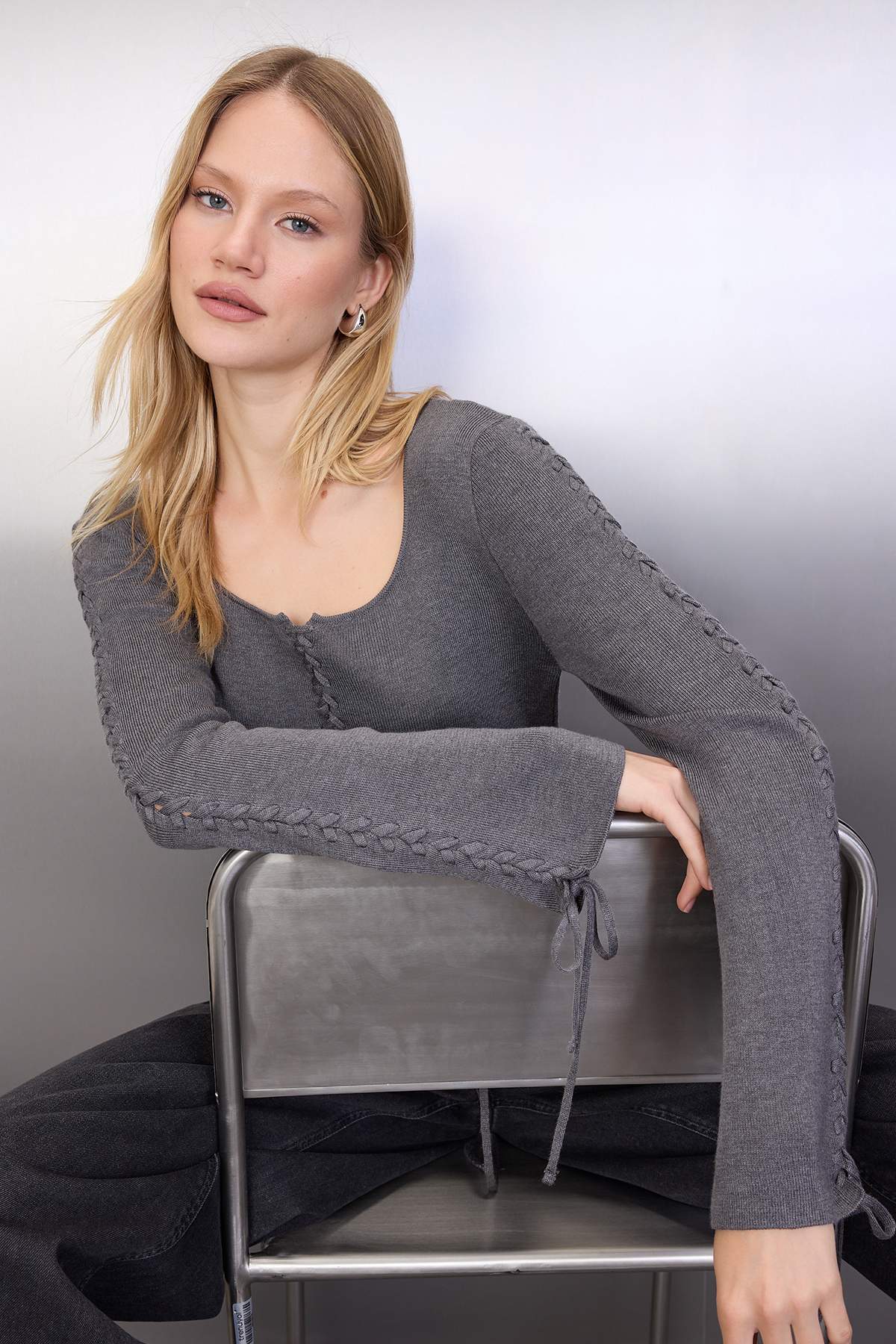 Trendyolmilla  Antrasit Premium İplik/Özel İplik Bağcık Detaylı Triko Kazak TWOAW26KZ00205 - Görsel 2