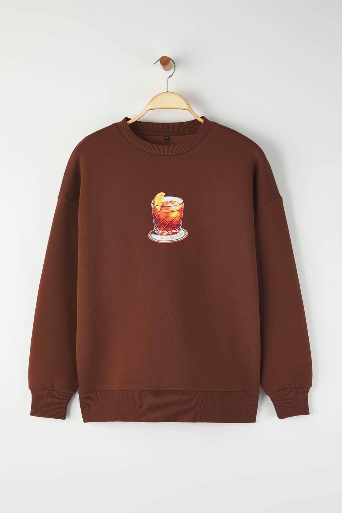 Trendyolmilla  Teen Kahverengi Kalın İçi Polarlı Kokteyl Bardak Baskılı Örme Sweatshirt TWOAW26SW00159 - Görsel 5