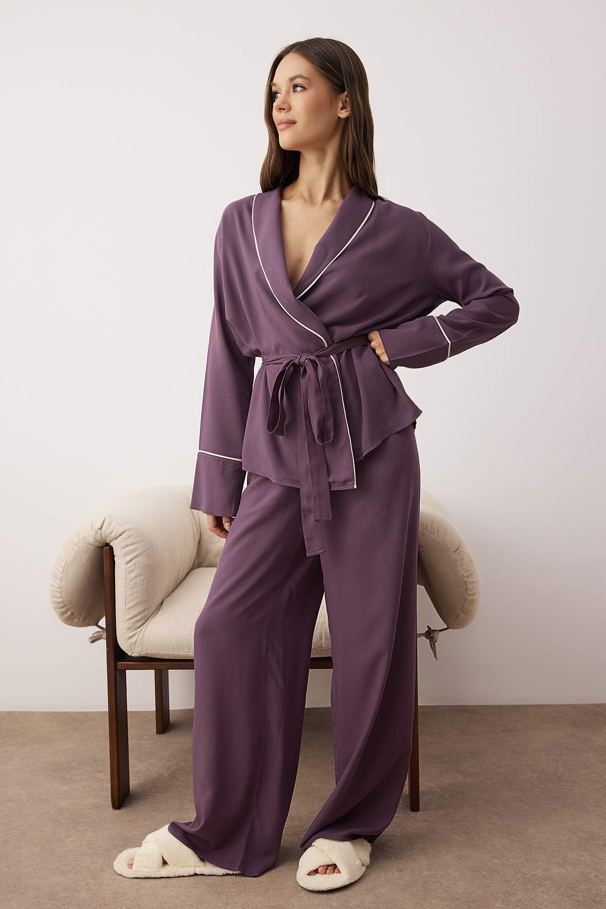 Trendyolmilla  Mürdüm Kuşaklı Biye Detaylı Kruvaze Viskon Dokuma Pijama Takımı THMAW22PT1109 - Görsel 3