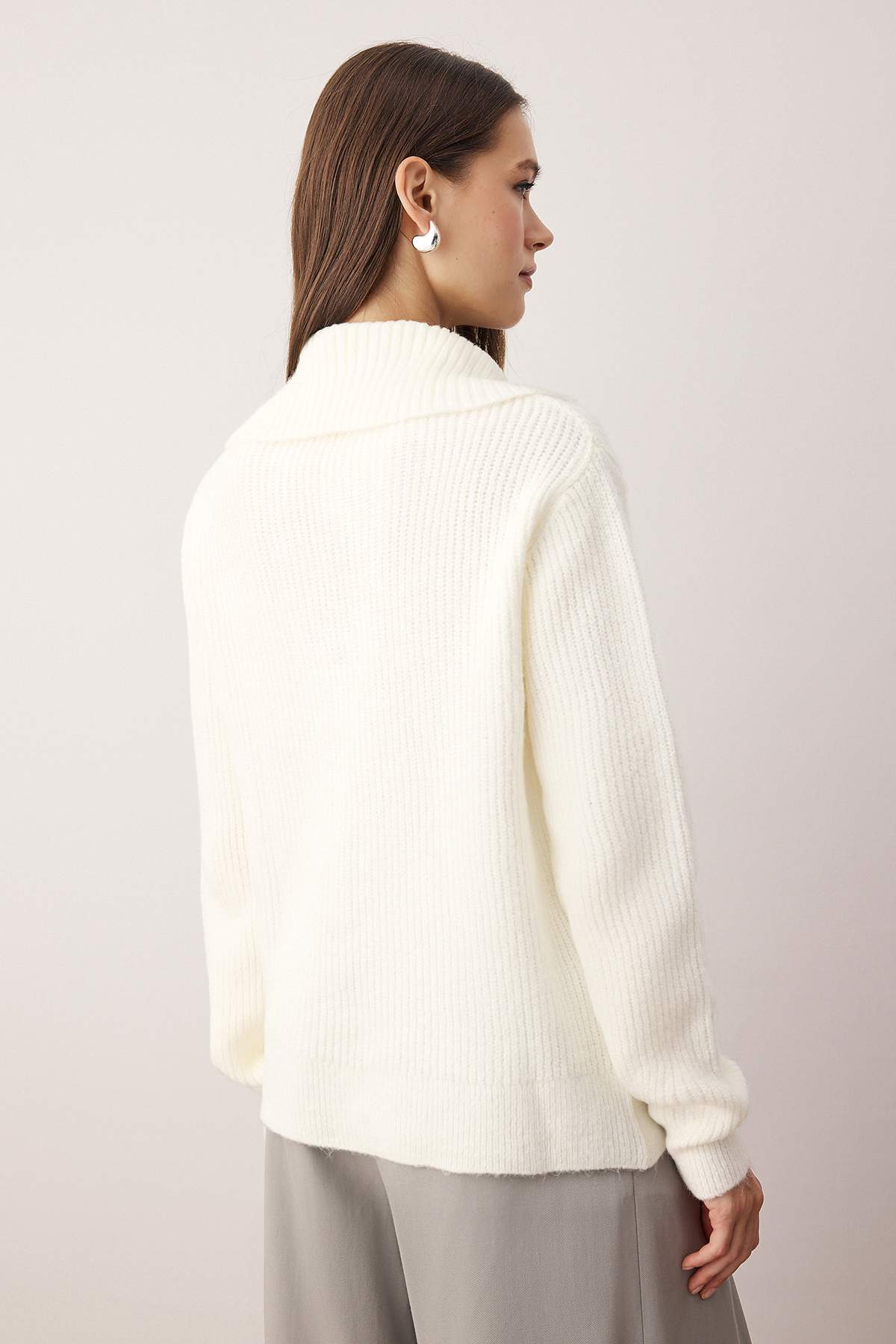 Trendyolmilla  Ekru Yumuşak Dokulu Taşlı Yaka Detaylı Triko Kazak TWOAW26KZ00035 - Görsel 4