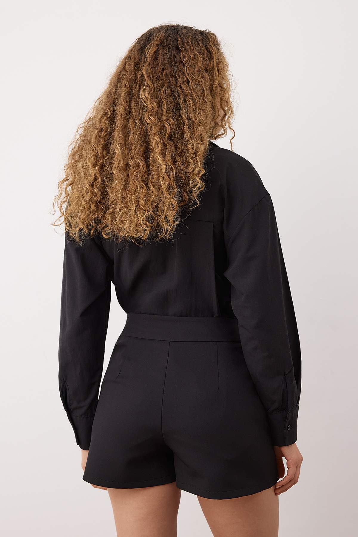 Trendyol Collection Schwarzer Mini-Shortsrock mit Knopfdetail Shorts & Bermuda TWOAW26SR00027