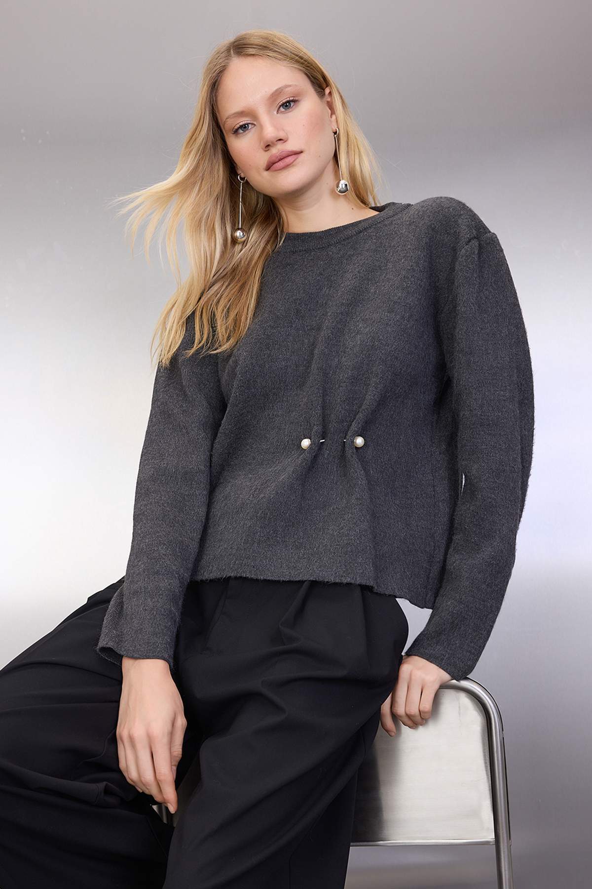 Trendyolmilla  Antrasit Yumuşak Dokulu Aksesuar Detaylı Triko Kazak TWOAW26KZ00237 - Görsel 2