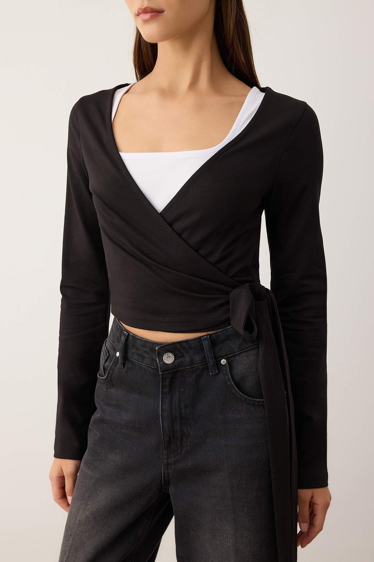 Trendyolmilla  Siyah-Beyaz 2'li Paket Bağlama Detaylı Vücuda Oturan Esnek Örme Bluz TWOAW26BZ00102 - Görsel 2