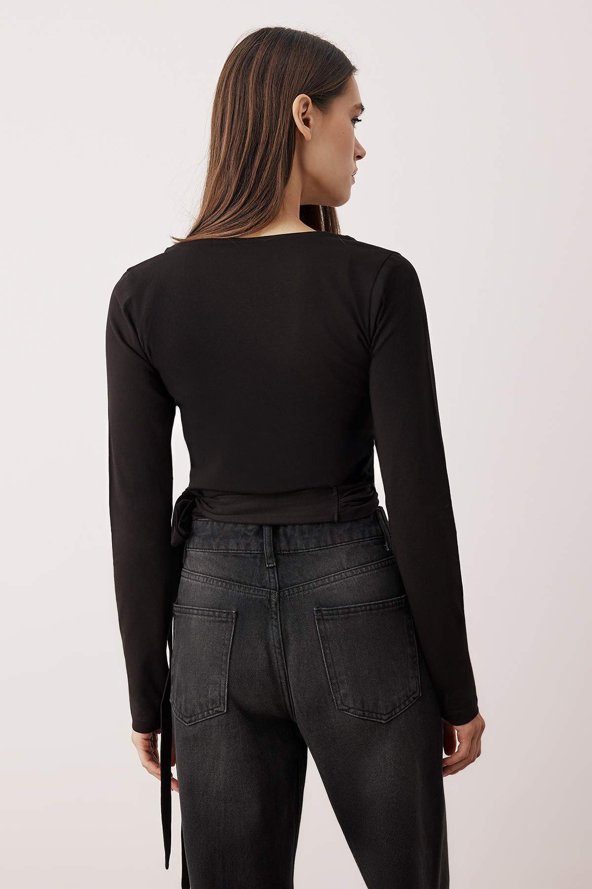 Trendyolmilla  Siyah-Beyaz 2'li Paket Bağlama Detaylı Vücuda Oturan Esnek Örme Bluz TWOAW26BZ00102 - Görsel 4