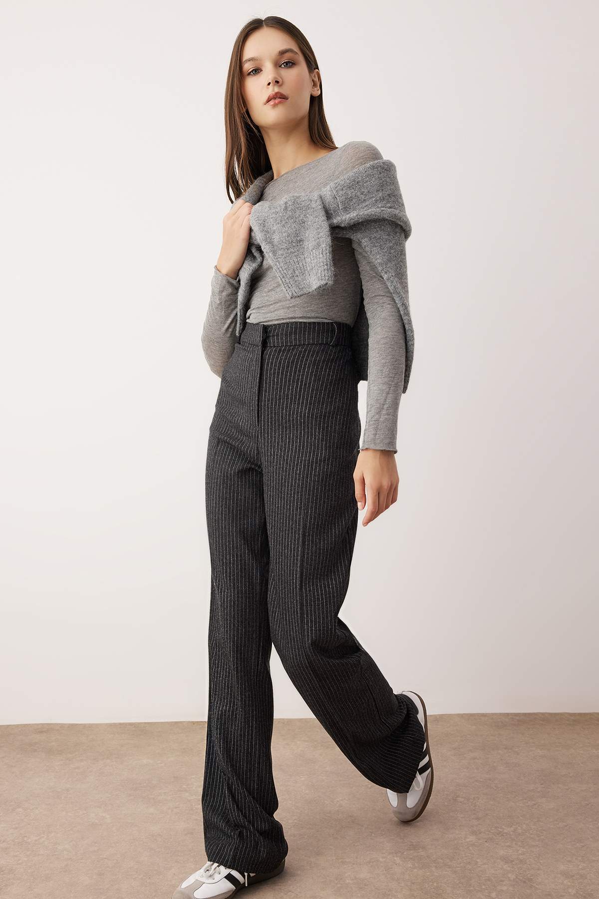 Trendyolmilla  Antrasit Kalın Tuşeli/Kışlık Çizgili Geniş Paça Arkası Lastikli Kumaş Pantolon TWOAW26PL00088 - Görsel 2