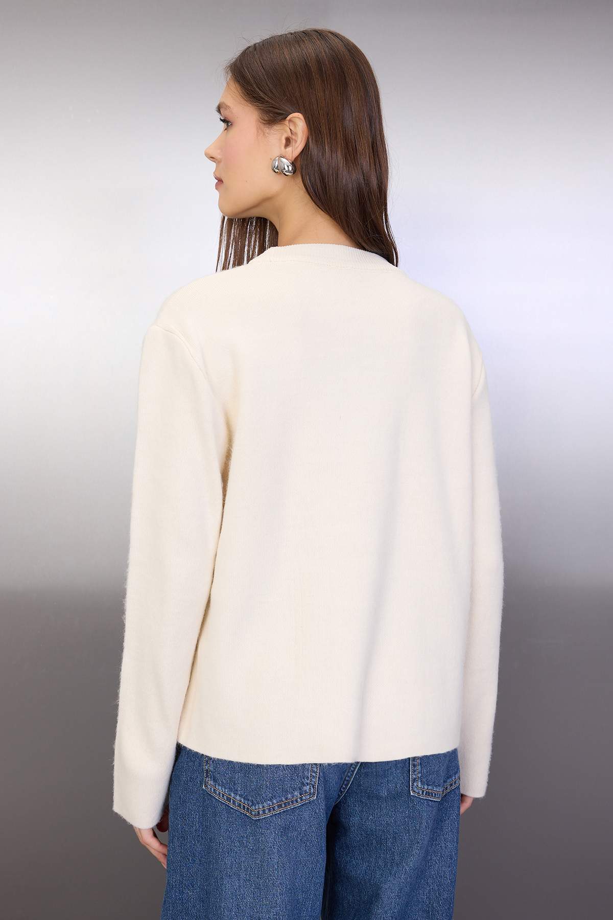 Trendyolmilla  Ekru Yumuşak Dokulu Aksesuar Detaylı Triko Kazak TWOAW26KZ00237 - Görsel 4