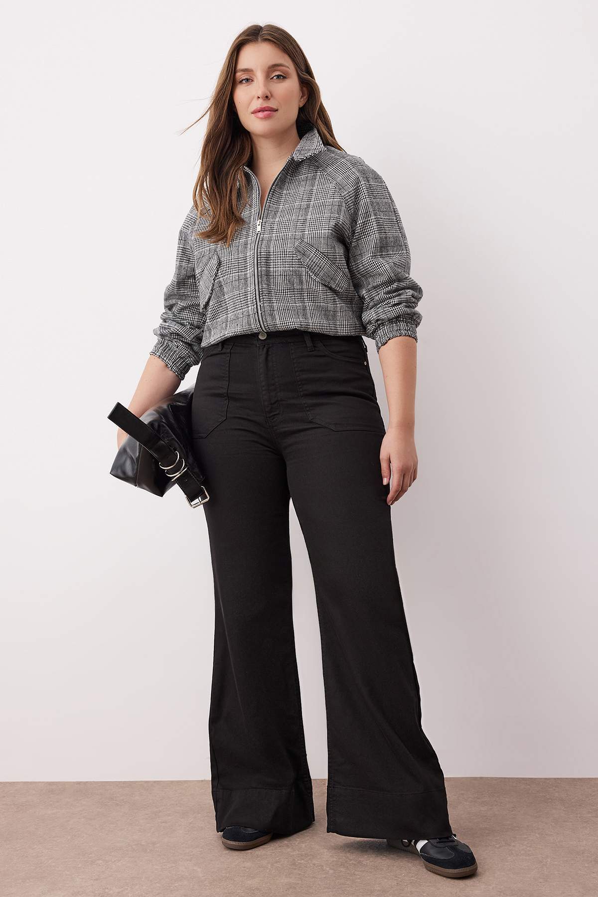 Trendyol Curve Schwarze High-Waist-Jeans mit ausgestelltem Bein in Übergröße ...