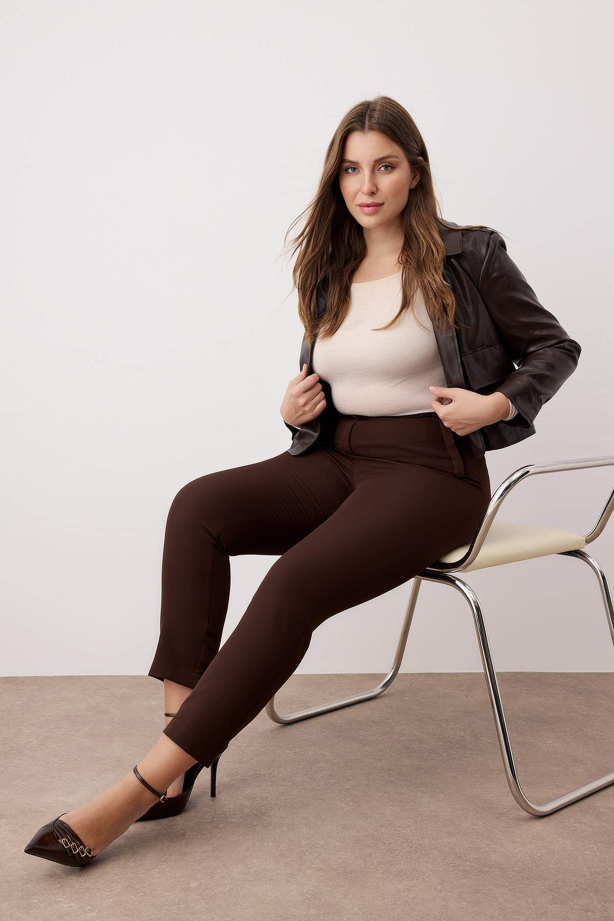 Trendyolmilla  Kahverengi Cigarette Fleto Cepli Dokuma Büyük Beden Kumaş Pantolon TBBAW23AR00015 - Görsel 2