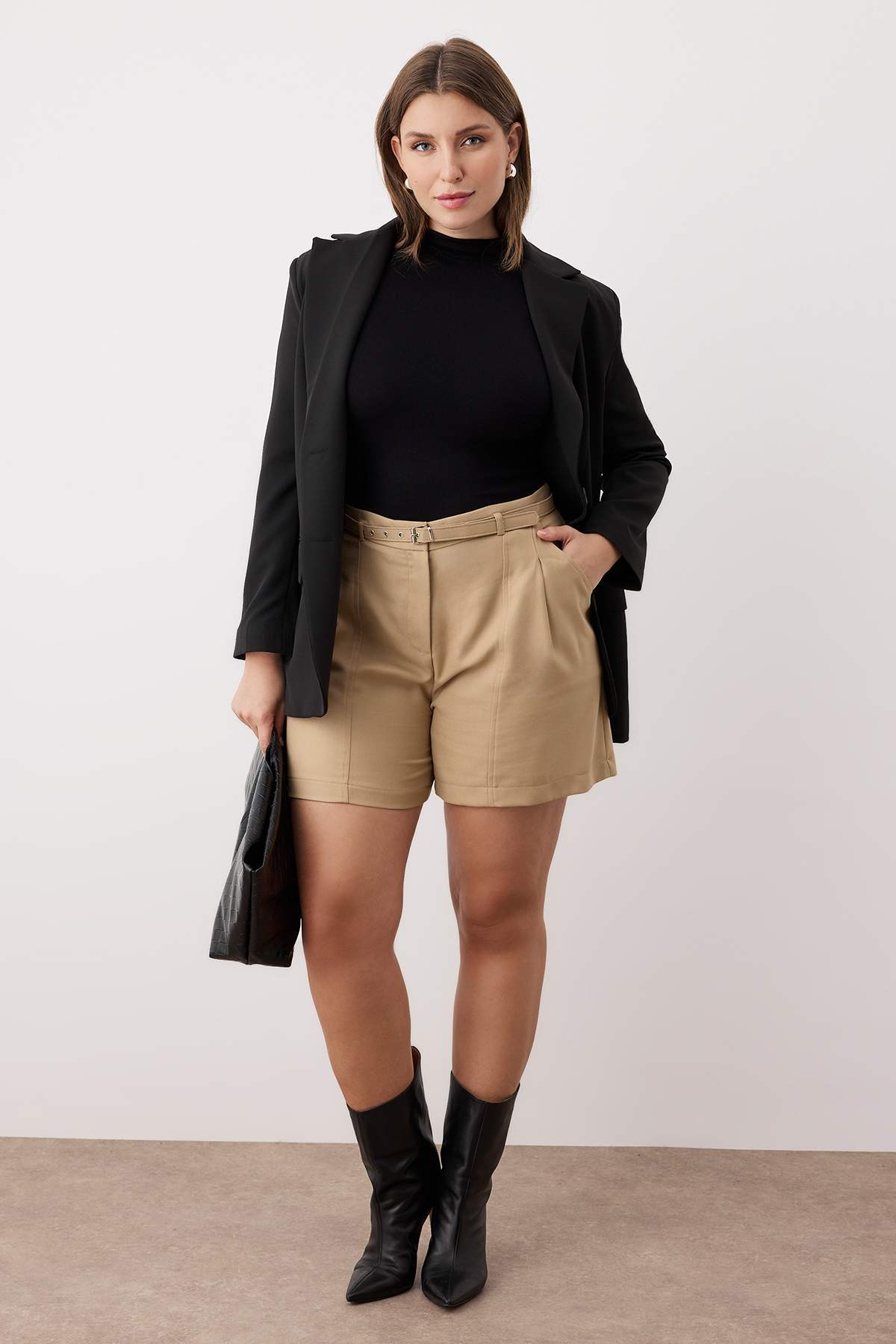 Trendyolmilla  Bej Yüksek Bel Geniş Paça Kısa Kemer Detaylı Büyük Beden Şort & Bermuda TBBAW26AP00005