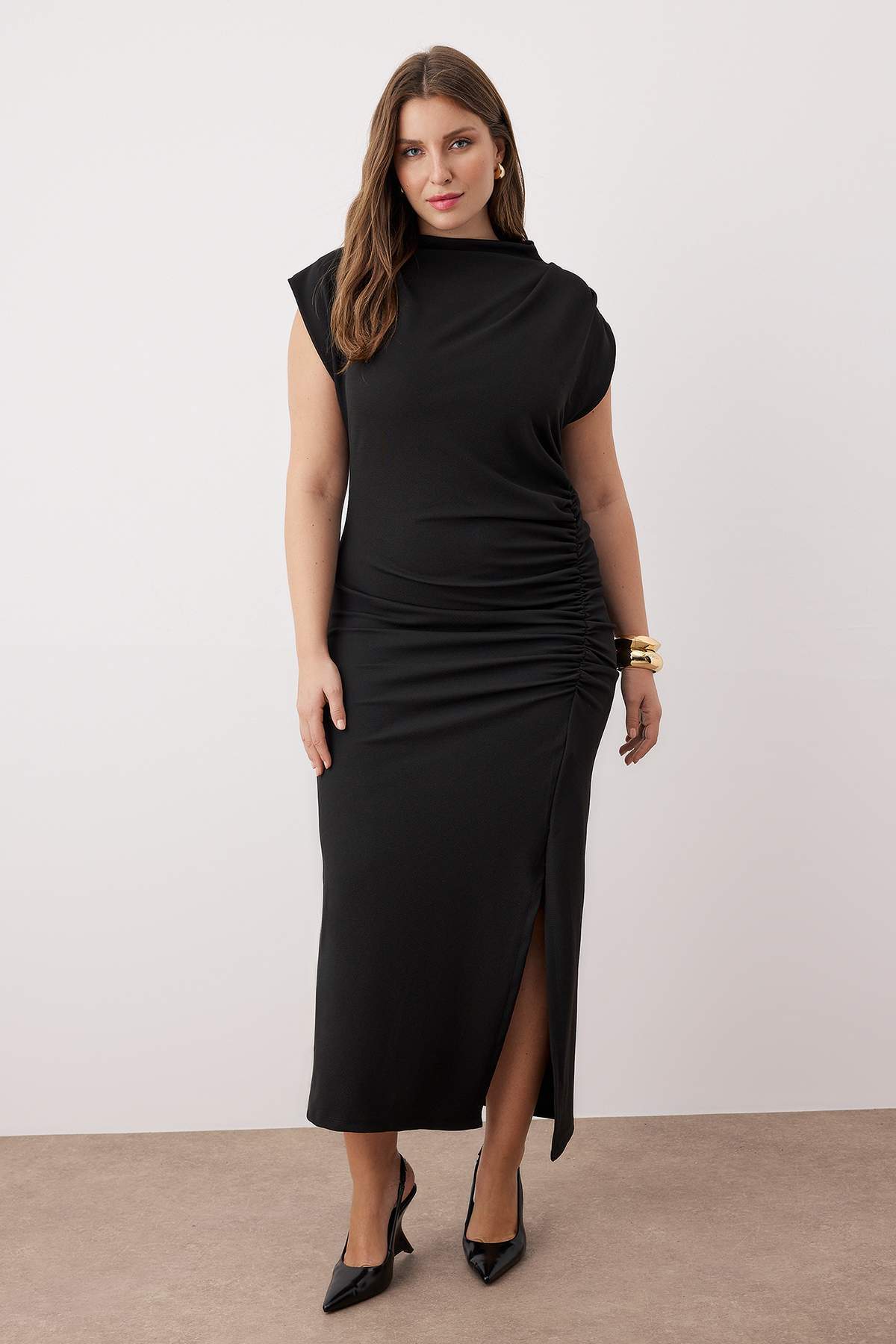 Trendyol Curve Czarna sukienka midi z marszczeniami TBBSS24AH00080