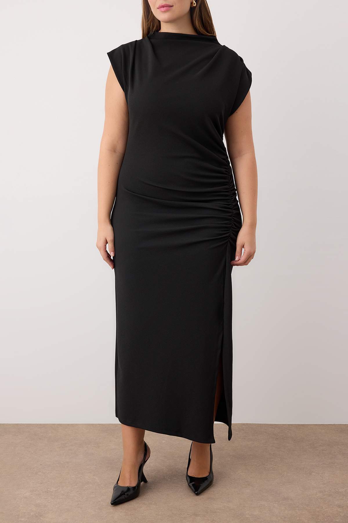Trendyol Curve Czarna sukienka midi z marszczeniami TBBSS24AH00080