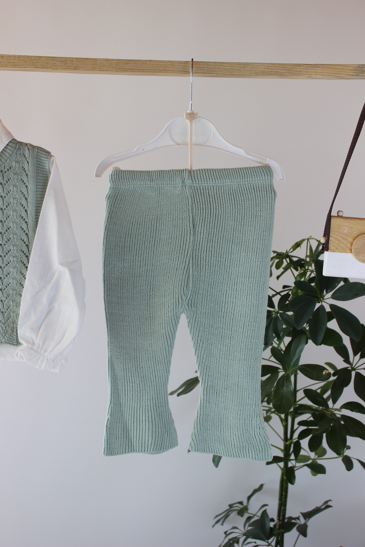 genybaby Şık Kız Bebek Triko Takım – Beyaz Gömlek, Örgü Süveter ve Pantolon fotoğrafı 6 (önizleme)