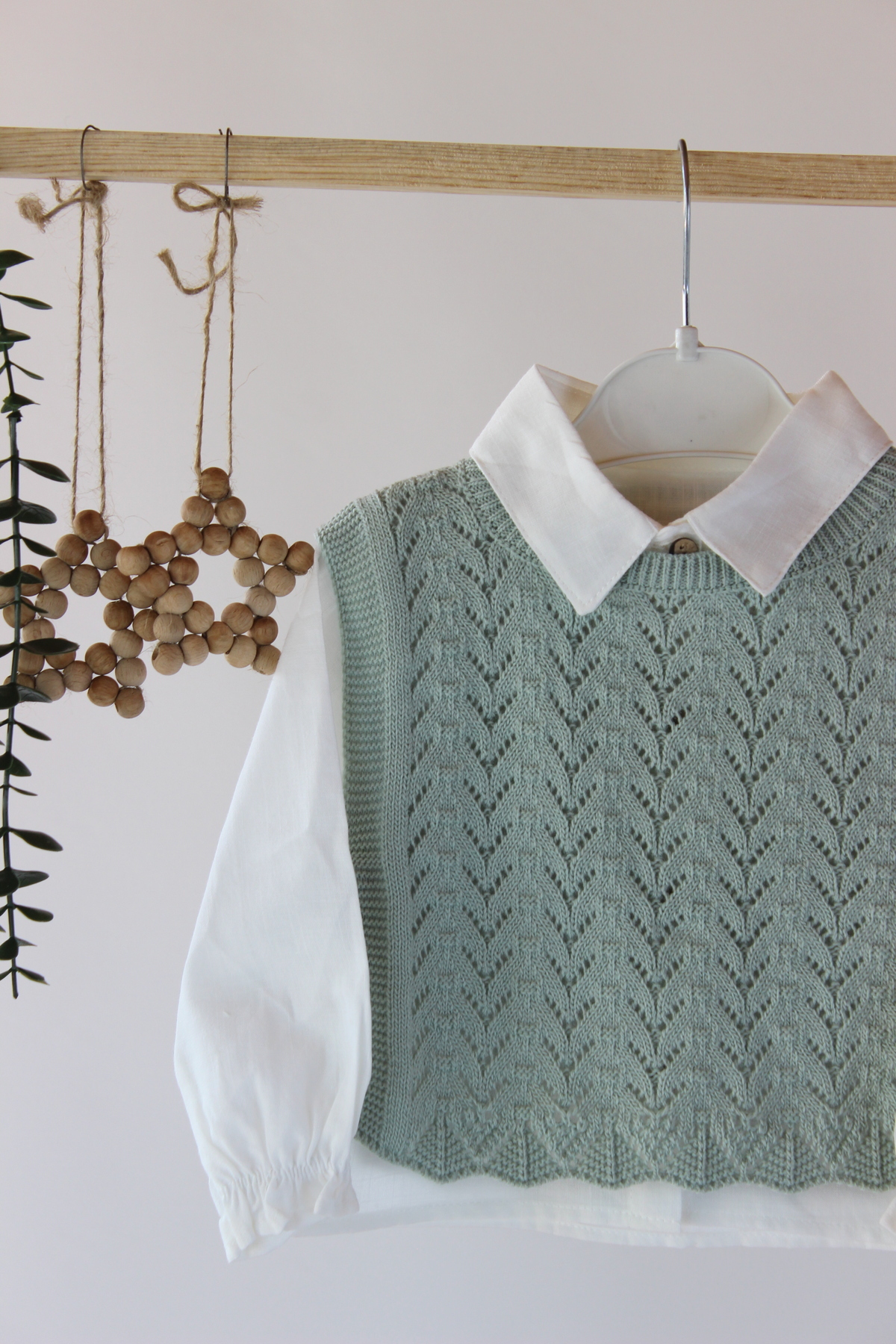 genybaby Şık Kız Bebek Triko Takım – Beyaz Gömlek, Örgü Süveter ve Pantolon fotoğrafı 5 (önizleme)