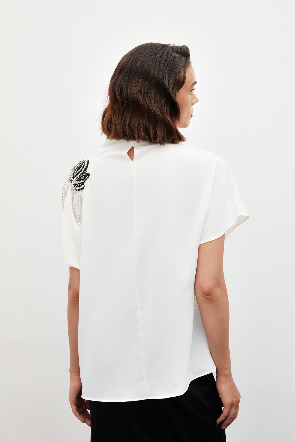 Sateen  Tek Omuz Aksesuarlı Salaş Bluz - Ekru - Görsel 5