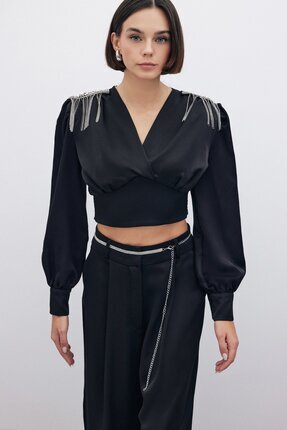 Sateen Omuz Aksesuarlı Kısa Bluz - Siyah