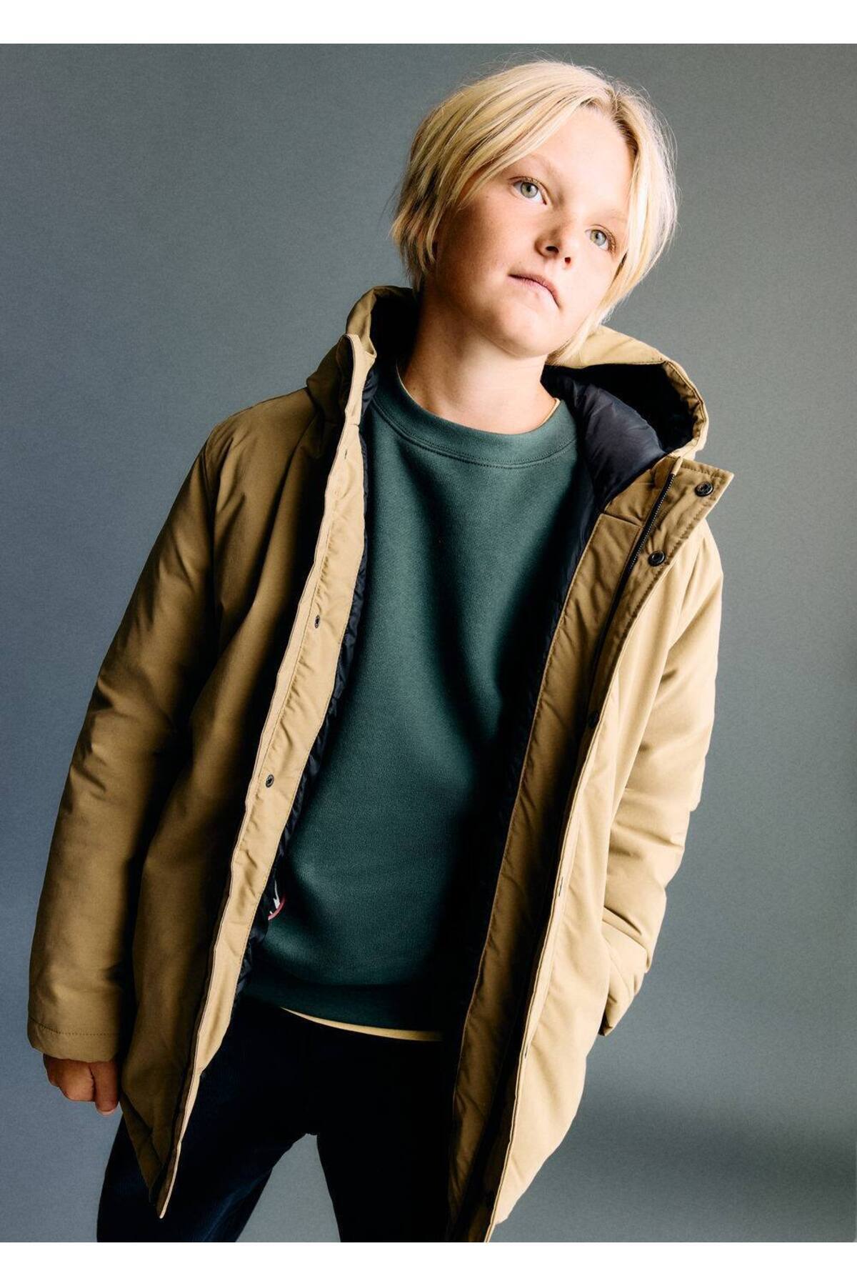 Anorak with hooded button