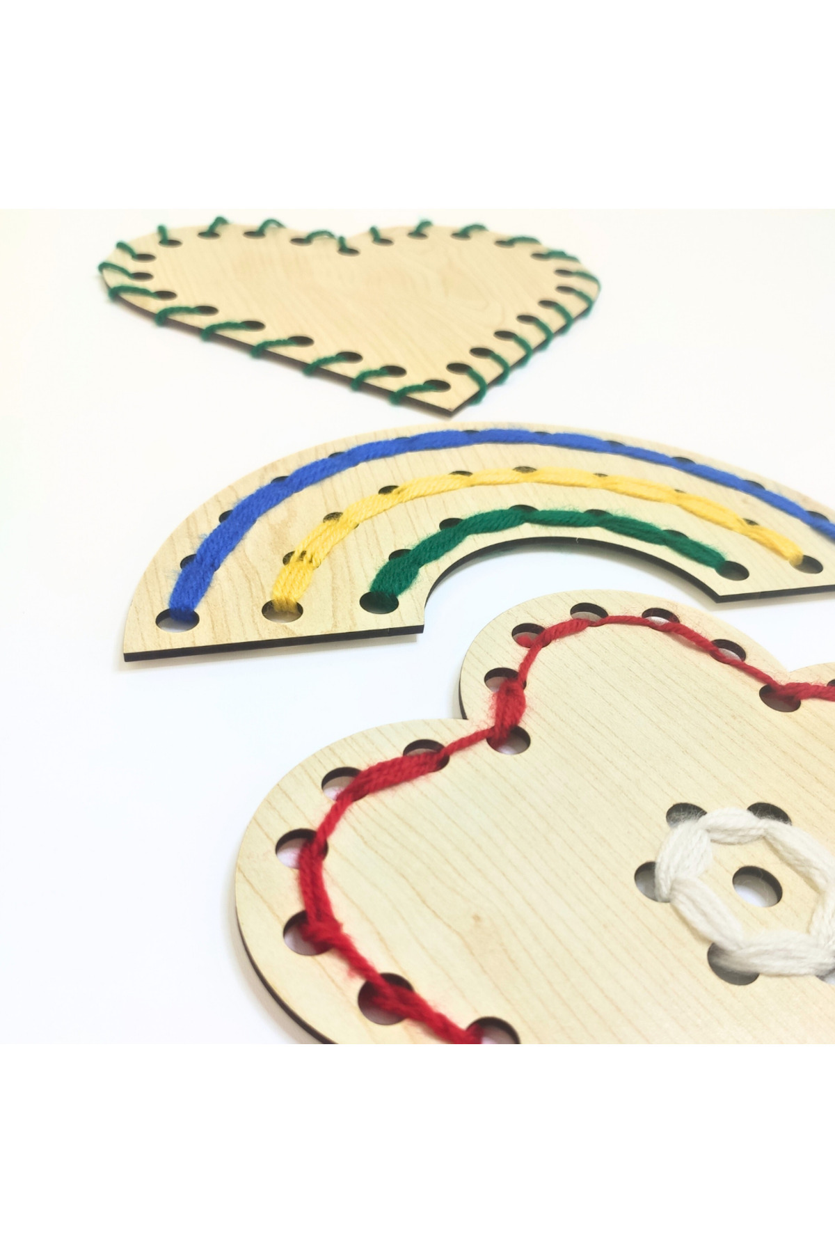 Dodo Montessori Ahşap Dikiş ve Desen Kartları Seti – 3 Farklı Şekil, Güvenli İğne, 5 Renk İp | Montessori Aktivitesi fotoğrafı 6 (önizleme)