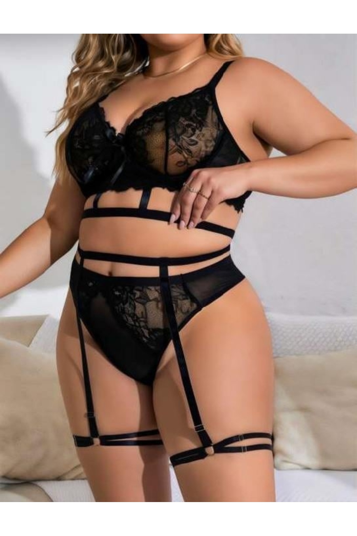 The LOG INVEST Büyük Beden Siyah Dantel İşlemeli İpli Fantezi Jartiyer Takımı