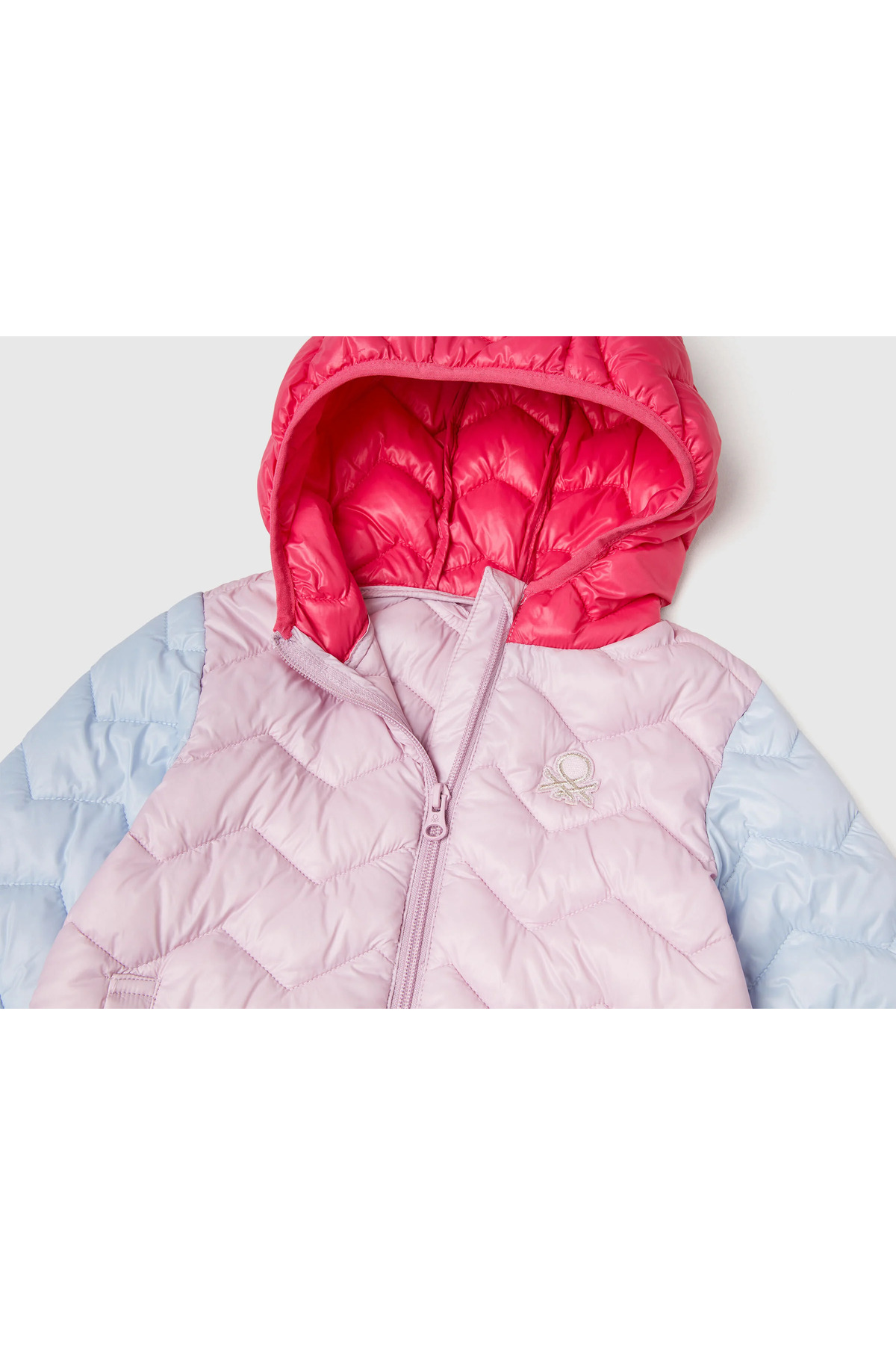 United Colors of Benetton Kız Bebek Lila-Pembe Mix Simli Logo İşlemeli Kapüşonlu Mevsimlik İnce Mont fotoğrafı 3 (önizleme)
