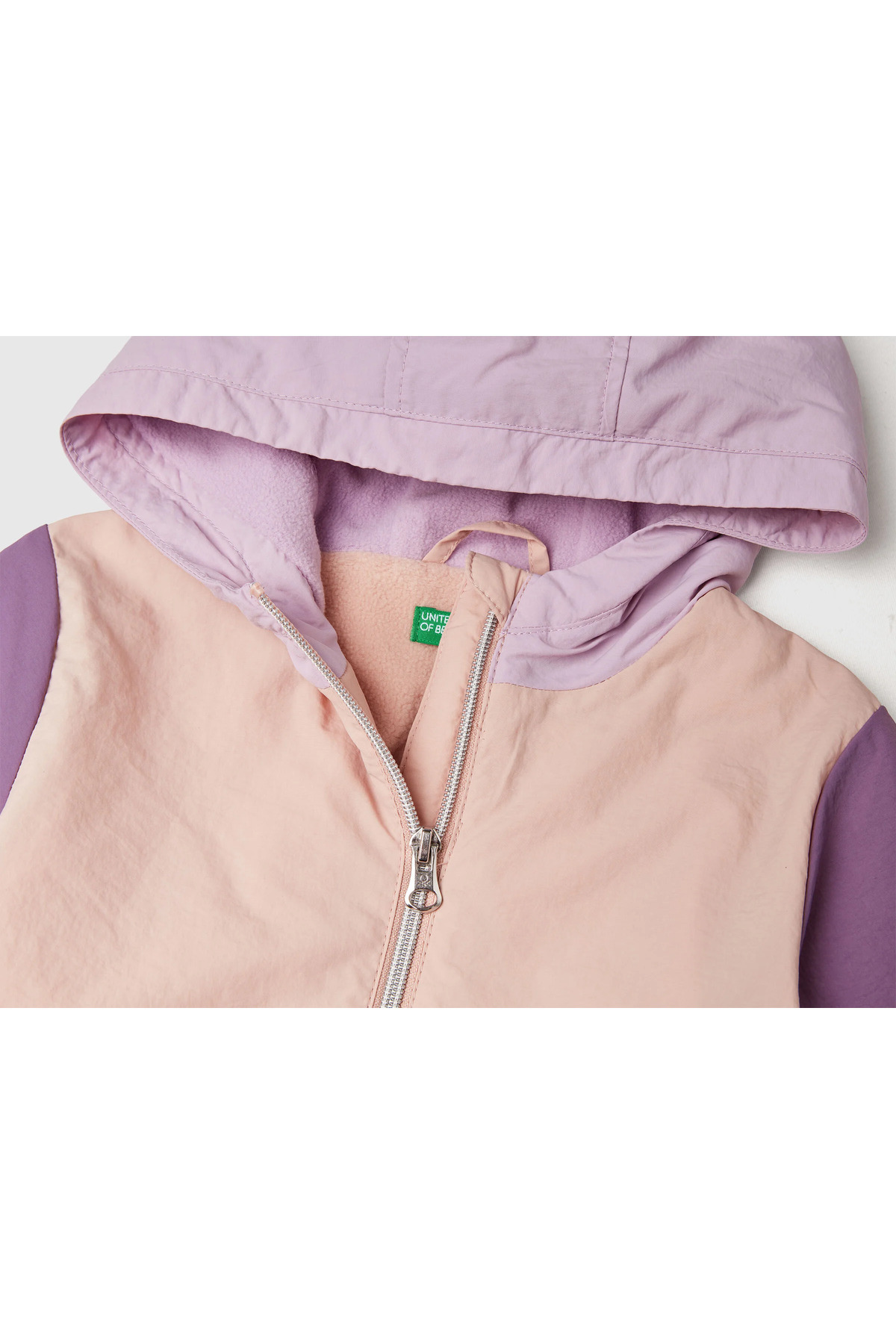 United Colors of Benetton Kız Bebek Beyaz Mix Beli ve Kolu Lastikli Fermuarlı Kapüşonlu Yağmurluk fotoğrafı 3 (önizleme)