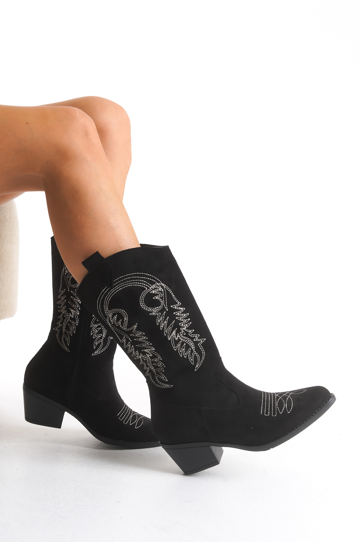 Limeo  El Yapımı Sivri Burunlu Topuklu Nakışlı Desen Detaylı Cilt Kadın Fermuarlı Kovboy Çizme - Görsel 2