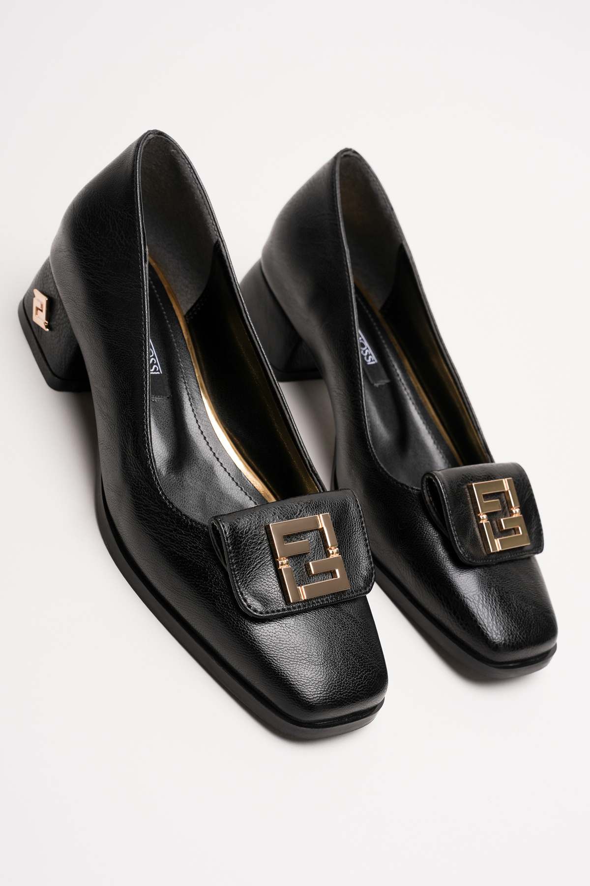 AleWomen Troya Siyah Cilt Deri Alçak Topuk Gold Altın Toka Aksesuar Detaylı Kare Burun Babet Kadın Ayakkabısı