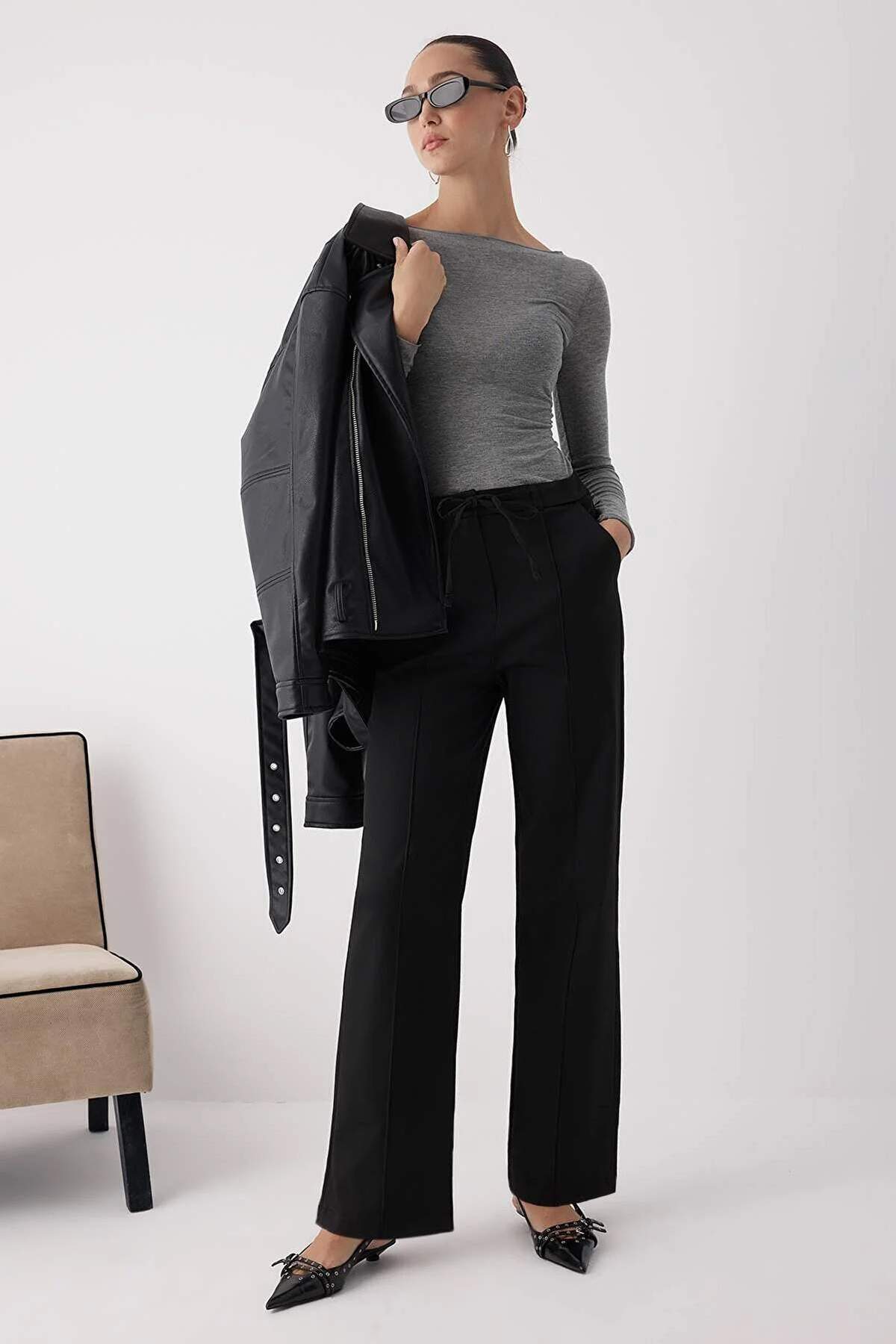 Trendyolmilla  Wardrobe Essentials Siyah Bağcıklı Kışlık Tuşeli Rahat Kumaş Geniş Paça Pantolon | TWOAW26PL00012 - Görsel 11