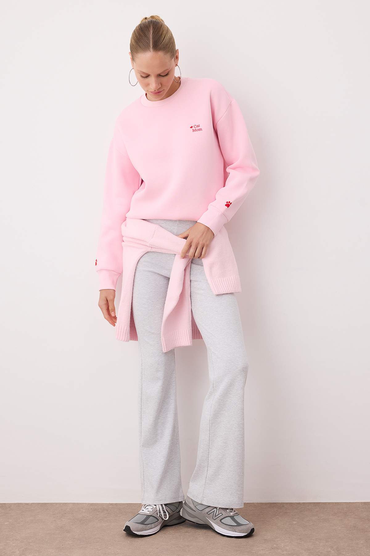 Trendyolmilla  Açık Pembe Regular/Normal Kalıp Nakış Detaylı Kalın İçi Polarlı Örme Sweatshirt TWOAW26SW00200 - Görsel 2