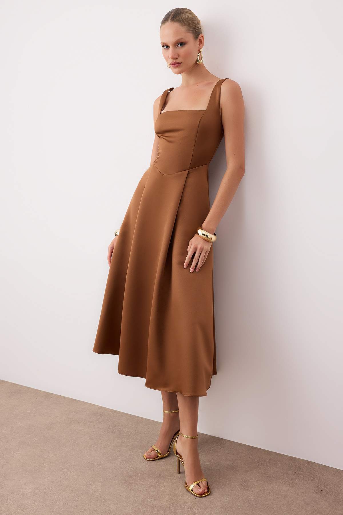 Trendyol Collection Brązowa suknia wieczorowa z satyny o kroju A TPRAW25EL00040