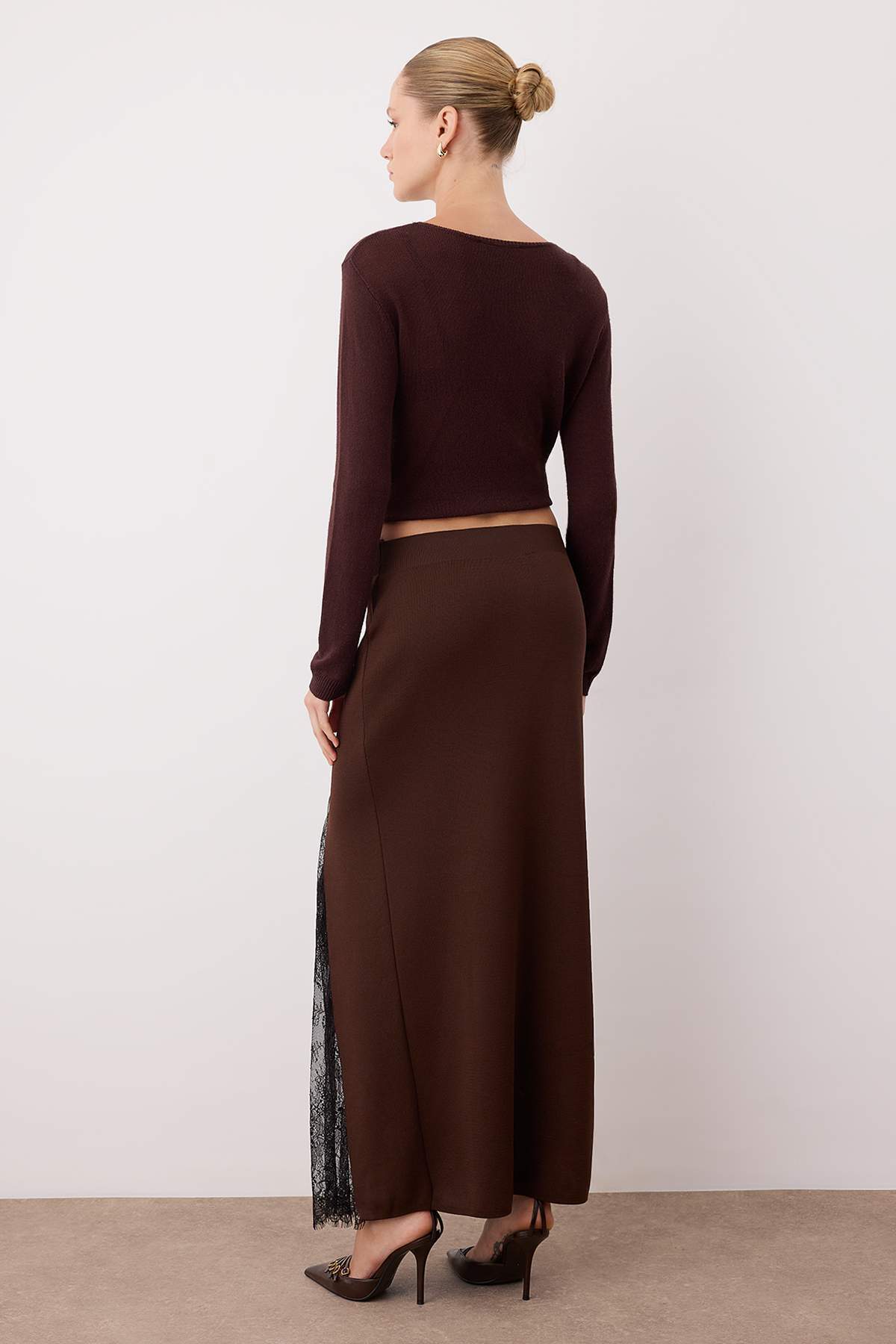 Trendyolmilla  Kahverengi Triko Dantelli Yırtmaç Detaylı Maxi Etek TWOAW26ET00117 - Görsel 4