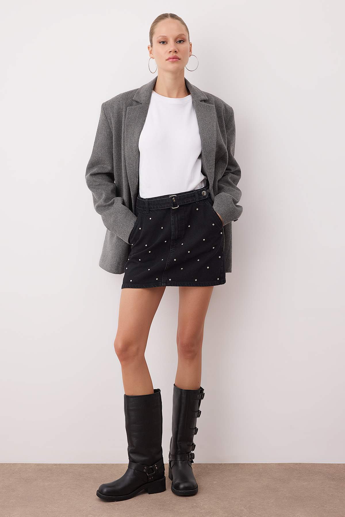 Trendyolmilla  Siyah Aksesuar Detaylı Mini Denim Etek TWOAW26ET00075 - Görsel 2