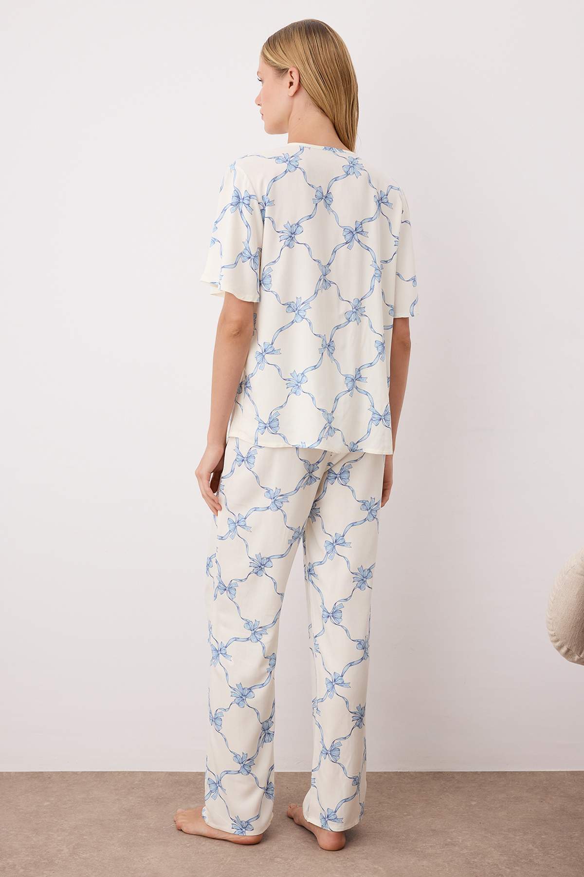 Trendyolmilla  Mavi-Çok Renkli Kurdele Baskılı Bağlama Detaylı Viskon Dokuma Pijama Takımı THMAW26PT00109 - Görsel 4