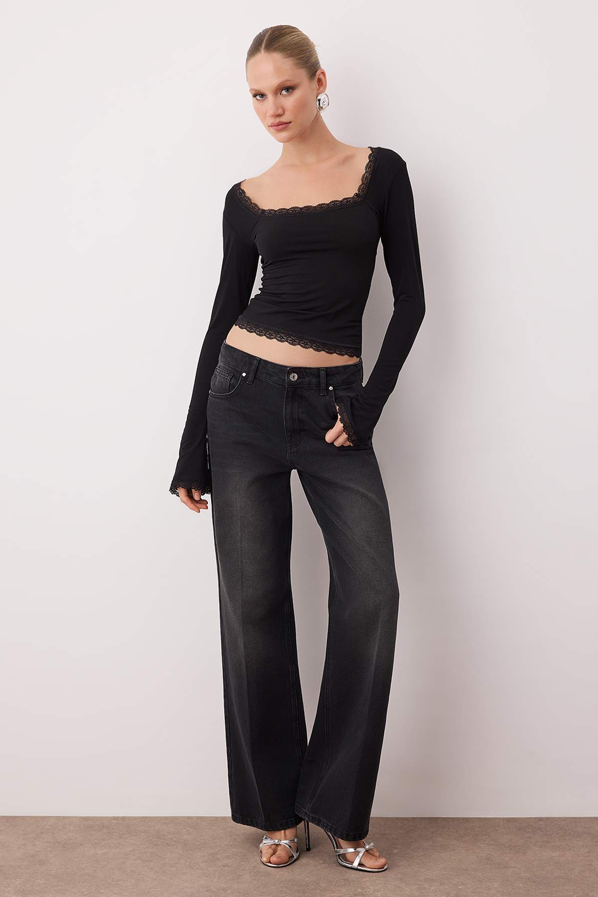 Trendyolmilla  Siyah Dantel Detaylı Kare Yaka Örme Party Bluz TPRAW26BZ00045 - Görsel 2