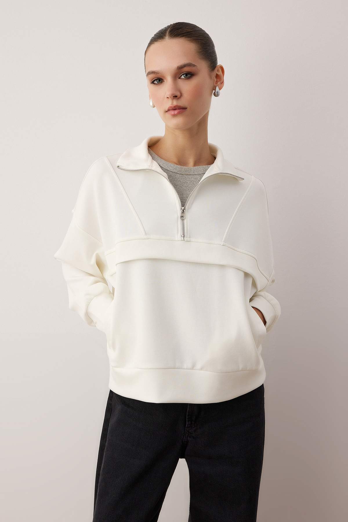 Trendyolmilla  Ekru Oversize/Geniş Kalıp Fermuarlı ve Kesik Detaylı Esnek Örme Sweatshirt TWOAW26SW00167