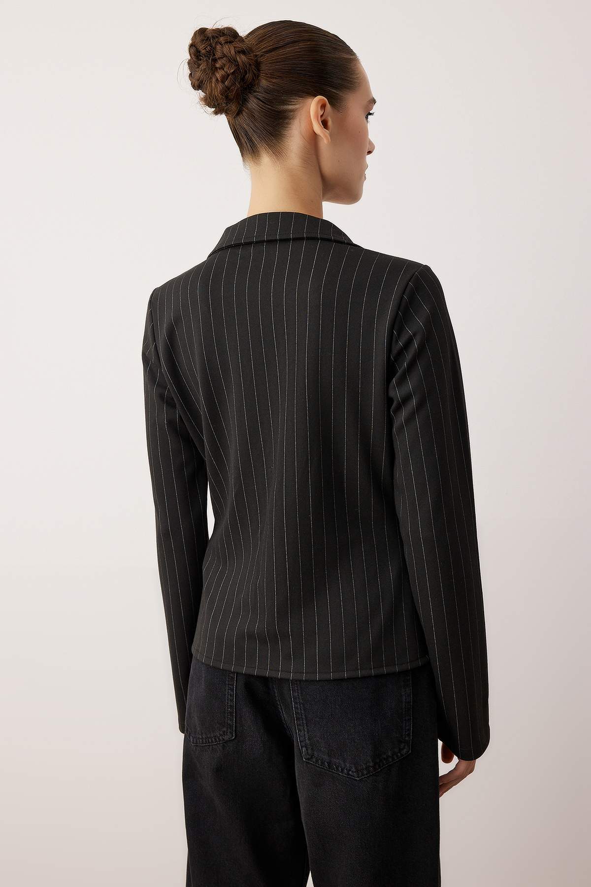 Trendyolmilla  Siyah Çizgili Polo Yaka Agraflı Ftited/Vücuda Oturan Esnek Örme Bluz TWOAW26BZ00038 - Görsel 4