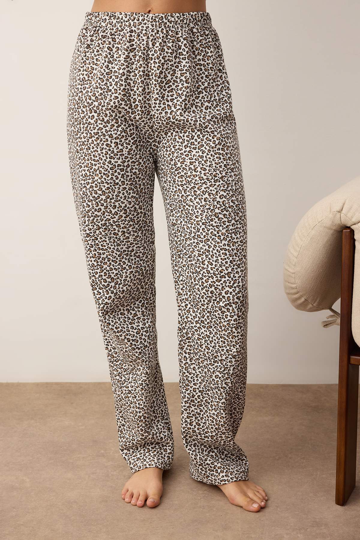 Trendyolmilla  Çok Renkli Pamuklu Leopar Desenli Kışlık Gömlek Yaka Örme Pijama Takımı THMAW26PT00195 - Görsel 3