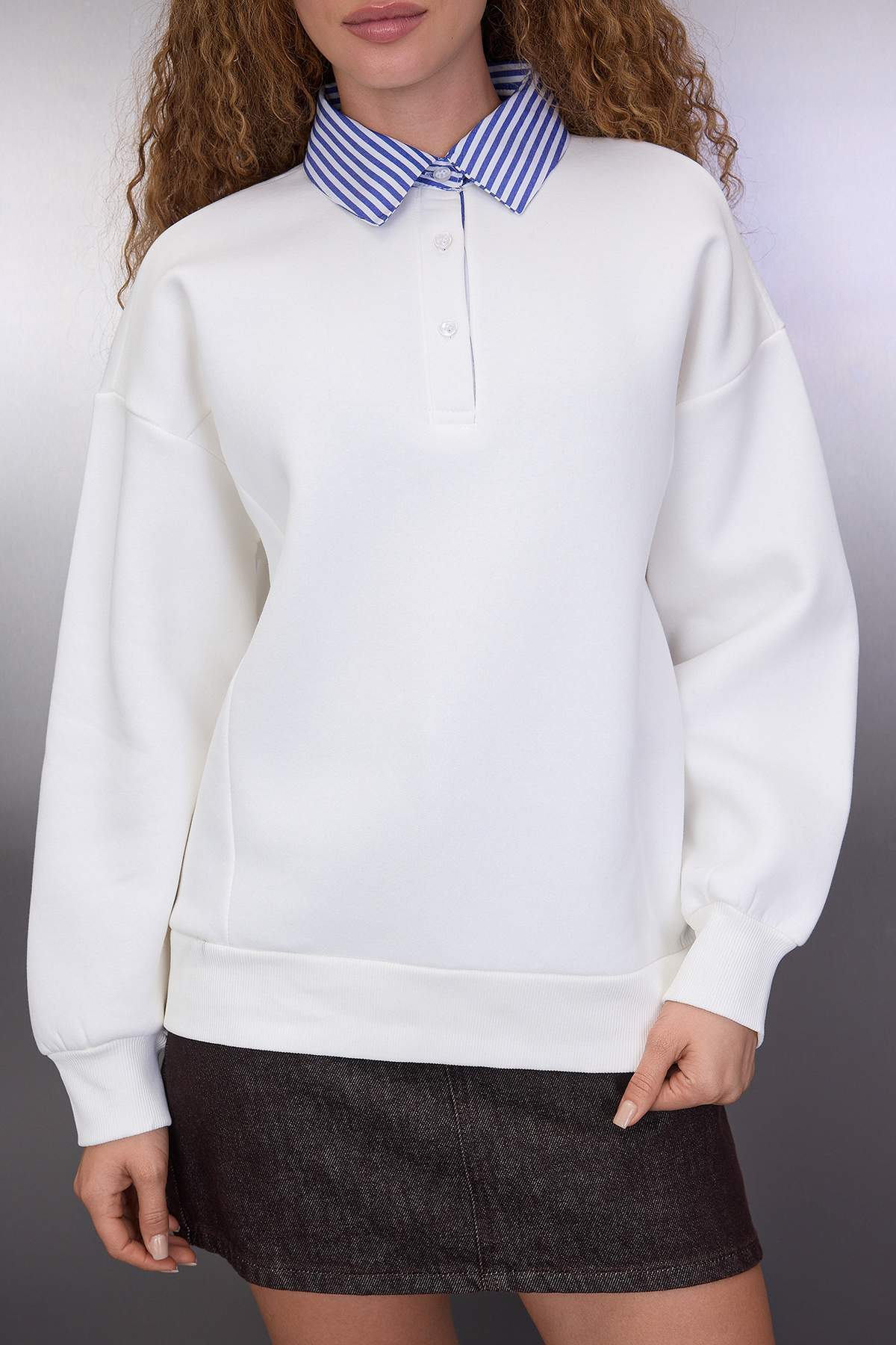 Trendyolmilla  Ekru Oversize/Geniş Kalıp Dokuma Garni Detaylı Polo Yaka Örme Sweatshirt TWOAW26SW00116 - Görsel 3